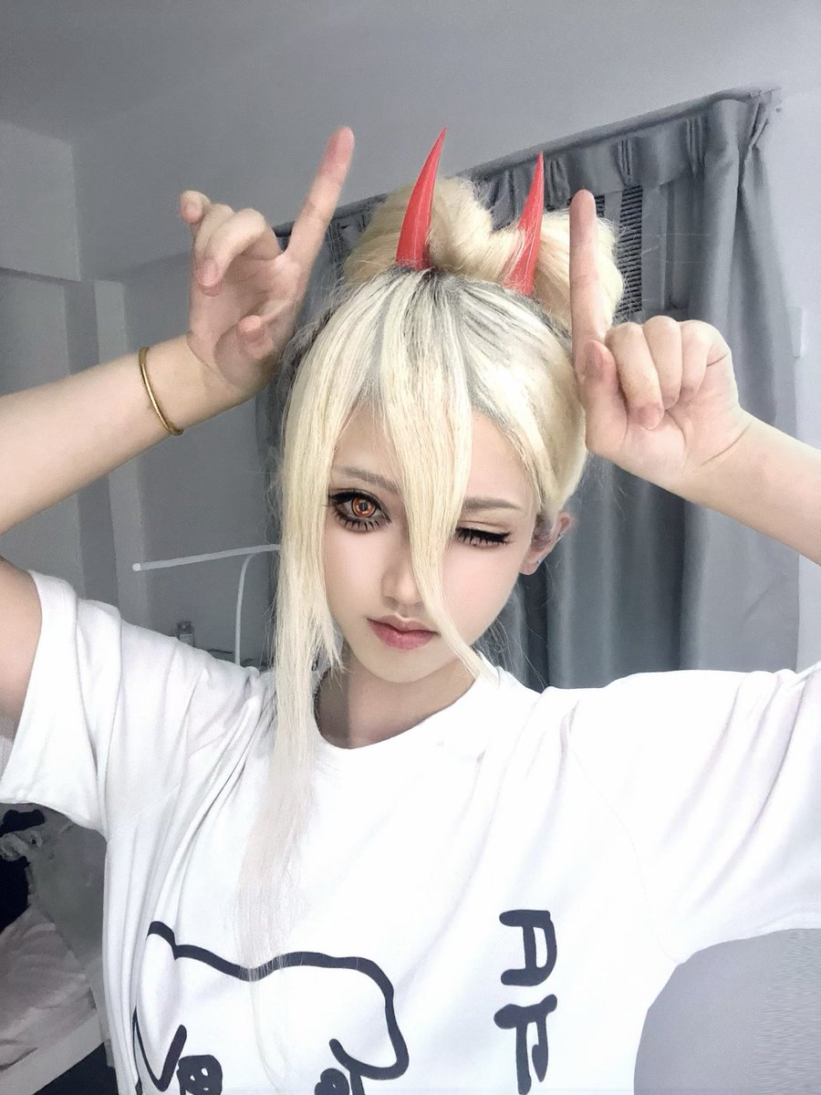 Limebaba's tweet photo. 恶魔
前段时间看到这张帕瓦的神图，激情下单恶魔角和美瞳，但是学业太忙了这个周末才闲下来，可恶的发根又长出来了 https://t.co/tL0RpTcrd5