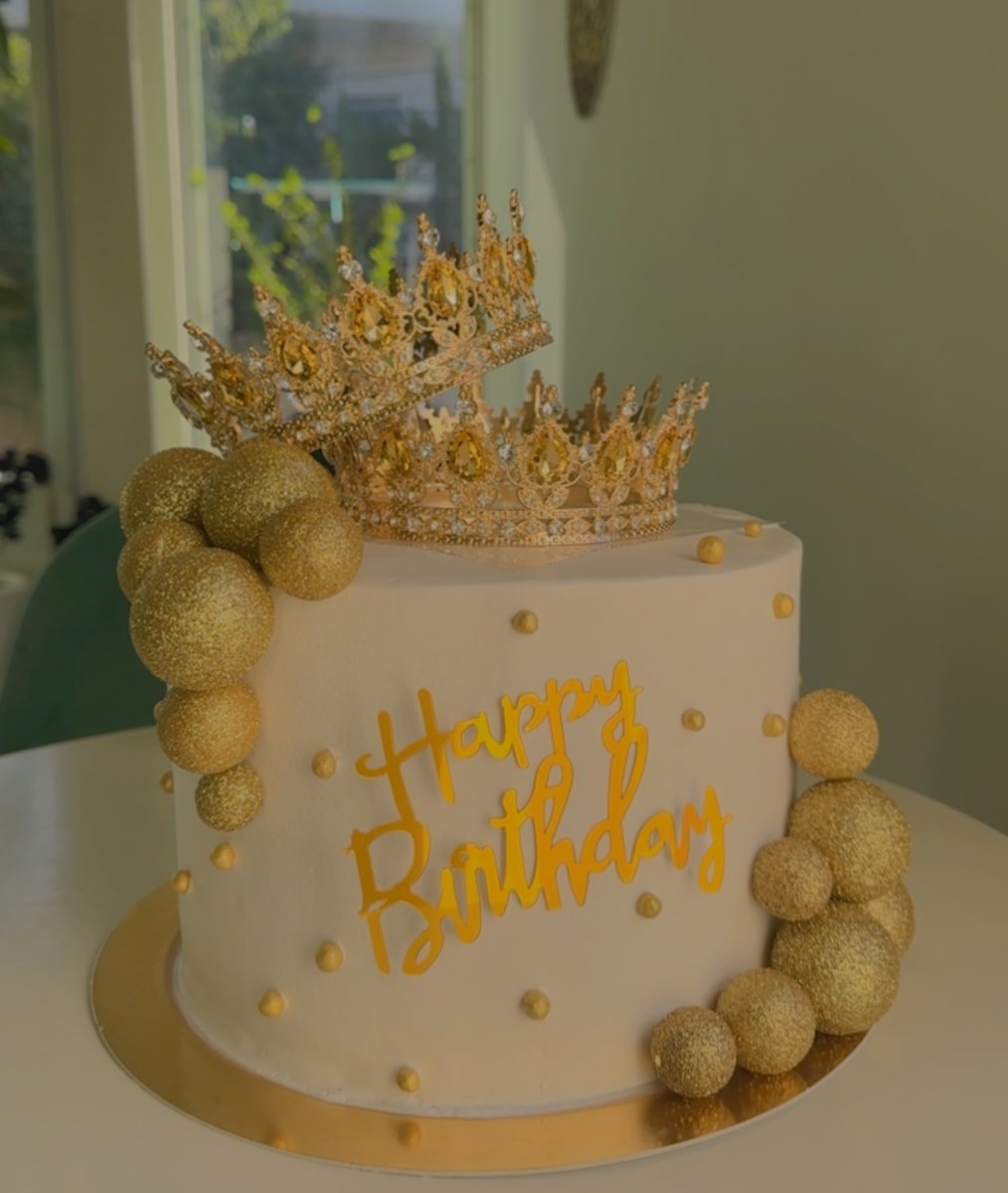 rohrdanzmabho's tweet photo. A soft cake with royal details, golden touches, and a crown that adds elegance, making every birthday moment more beautiful and refined. https://t.co/1M8p6QHLtI