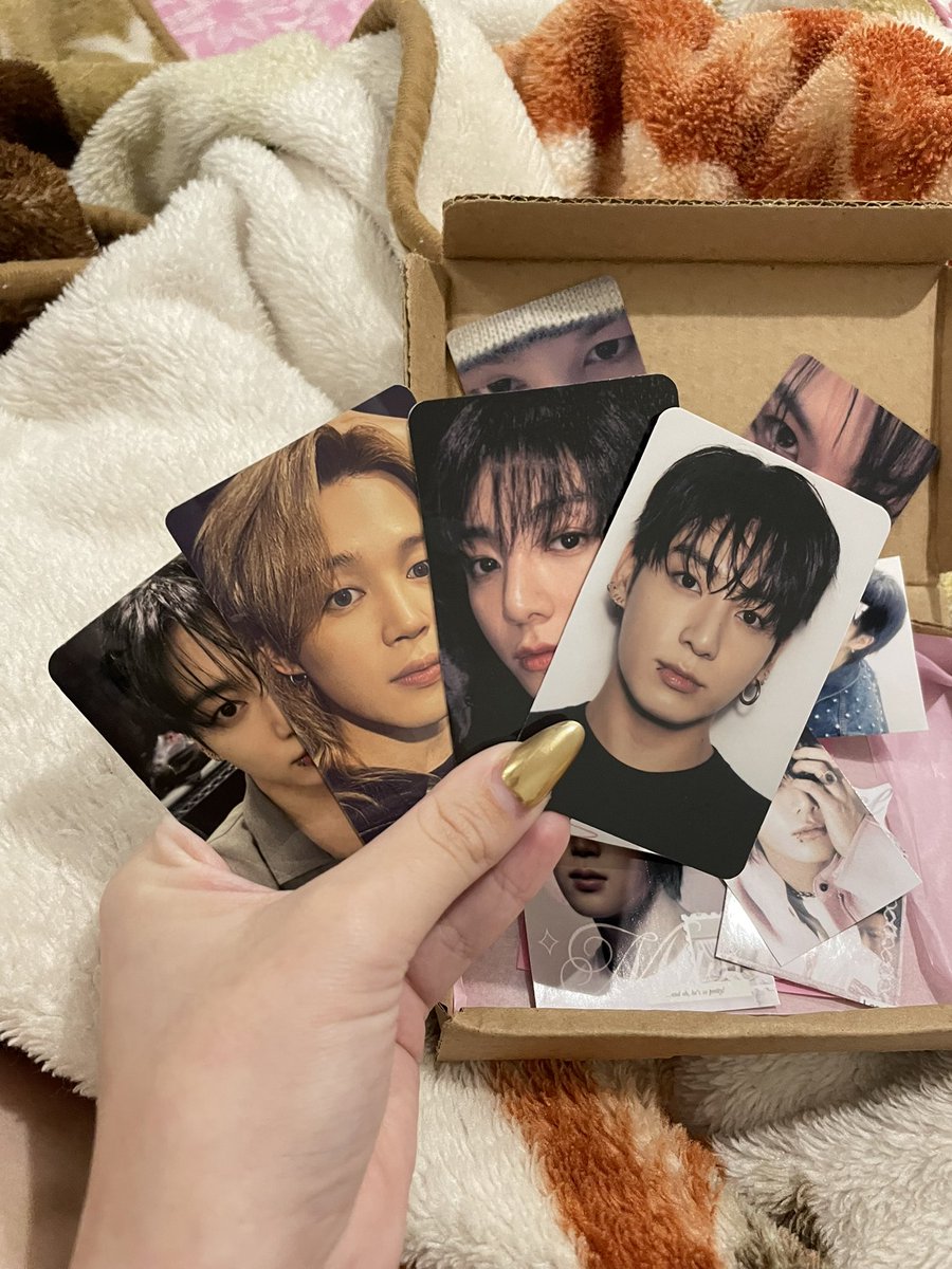 spiderjjkook's tweet photo. GENTE OLHA MEUS PHOTOCARDS NOVOS 😭😭😭😭 https://t.co/Z8m792P1nQ