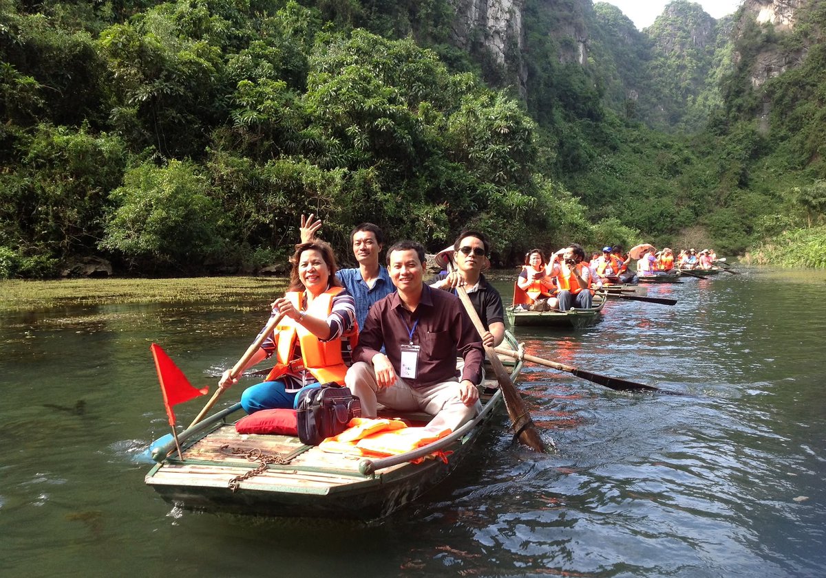 xJunior078's tweet photo. Huong Pagoda offers a peaceful escape from Hanoi, where limestone mountains, Yen Stream, ancient pagodas and Huong Tich Cave reveal Vietnam’s spiritual heart. Discover nature, culture and faith in My Duc. https://t.co/YkPiJeP0RR