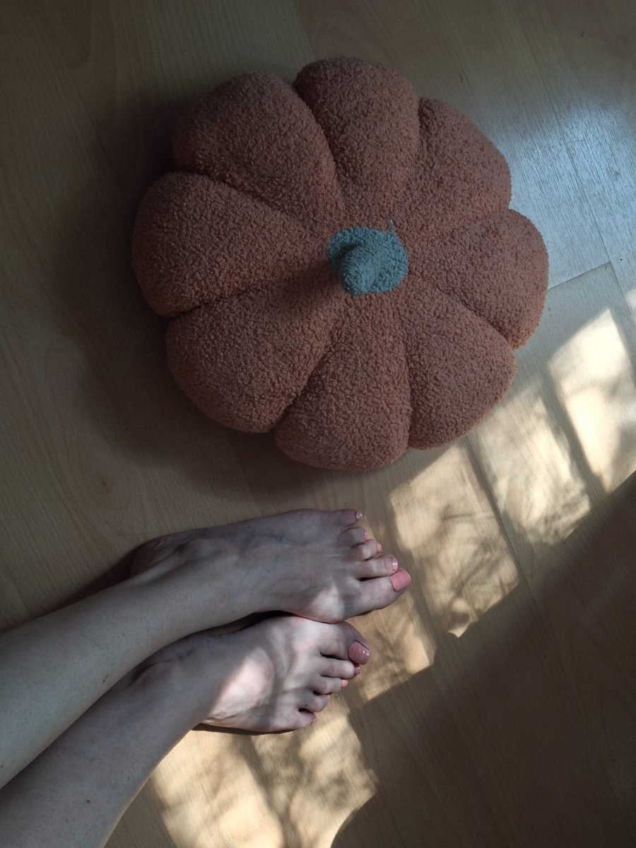 MistressLexiZA's tweet photo. Spooky season has reached my toes 🎃 Orange or black for Halloween night? Tell me in the replies 🖤
#feet #pedicure #halloween #faceless https://t.co/V8aVzWmSyz