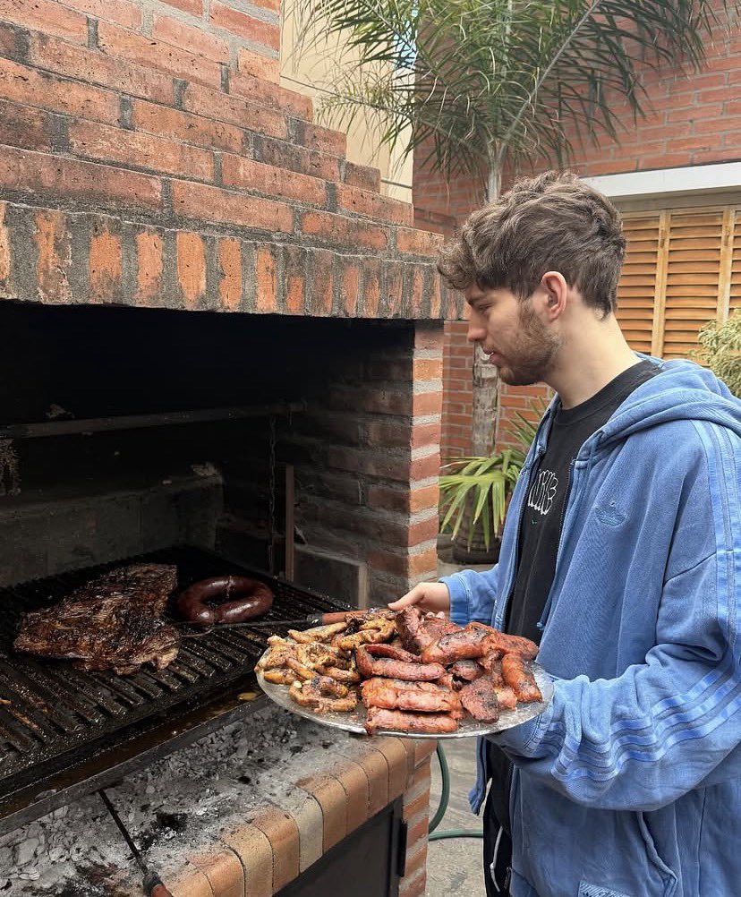 bauti_bosterok's tweet photo. Ese amigo q solo se acerca a la parrilla para las fotos pero nunca hace nada: https://t.co/6FFbg19w7O