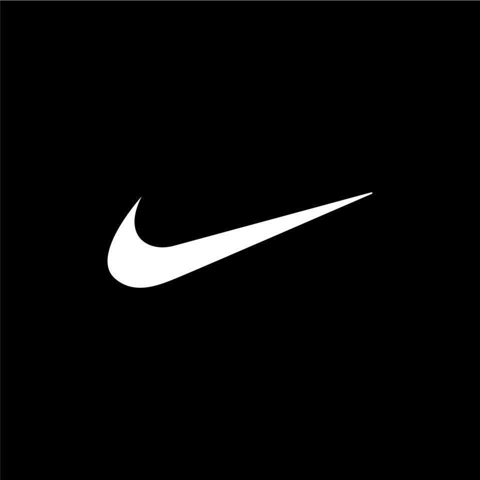 LARGOESPN's tweet photo. Em 2016, Cristiano Ronaldo assinou um contrato VITALÍCIO com a Nike.  

Segundo a imprensa da época, ele passaria a receber cerca de €23,6 milhões por ano, valor semelhante ao salário no Real Madrid.   

De 2016 até 2026, Cristiano Ronaldo já faturou cerca de €160M a €175M apenas em valores fixos, isso equivale a aproximadamente R$850 milhões a R$950 milhões.   

A parceria entre CR7 e a Nike começou em 2003 e seguirá mesmo após a aposentadoria.  

Um dos contratos mais raros e valiosos da história do esporte.