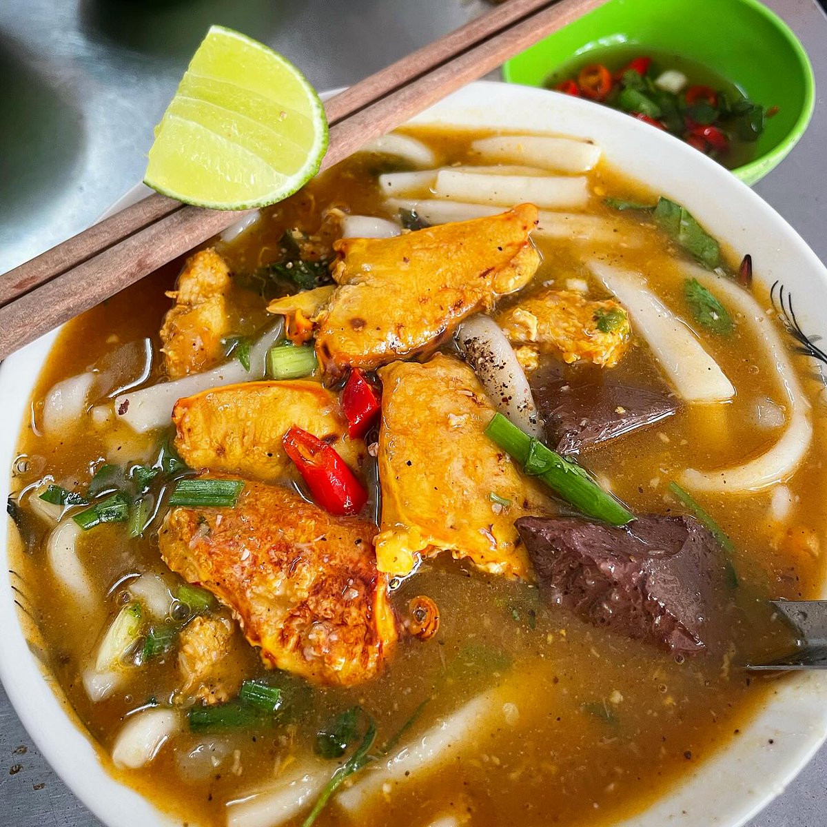 lucy_seg's tweet photo. Bánh canh cua nóng hổi, sợi bánh mềm dai, nước dùng đậm đà, thịt cua ngọt thơm. https://t.co/ey8sb5WHh5