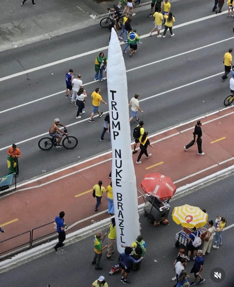 samiabomfim's tweet photo. Esse é o recado dos bolsonaristas hoje na Avenida Paulista: um míssil escrito “TRUMP, BOMBARDEIE O BRASIL”

Vendidos, lesa-pátria. É contra essa baixeza que lutamos. Pela soberania do nosso país, por amor ao Brasil e seu povo, é Lula 13. https://t.co/U75VOVi6ep