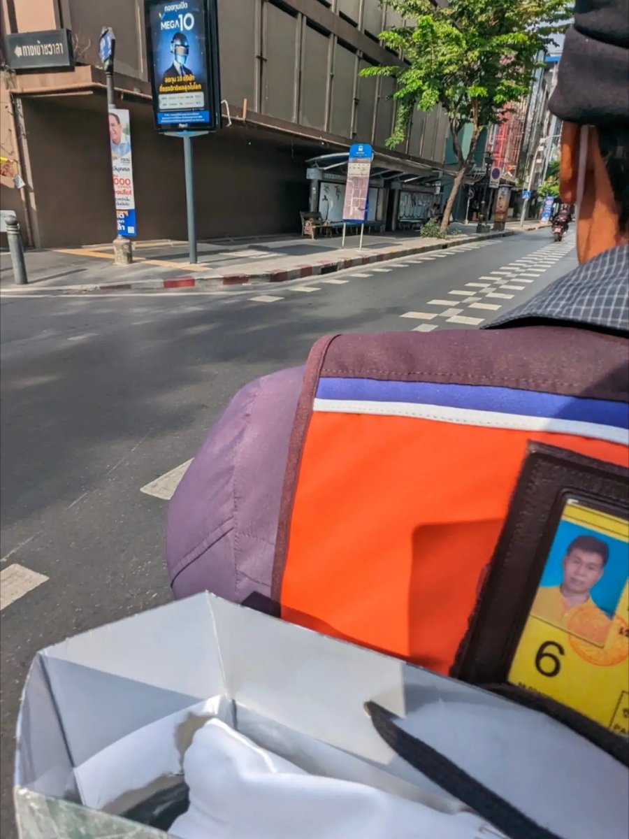 Belgy08's tweet photo. 2023年タイ。バイタクに乗る。タクシーより、バイクの後ろに乗るバイタクが断然好き。 https://t.co/FdCpj9Q4S7