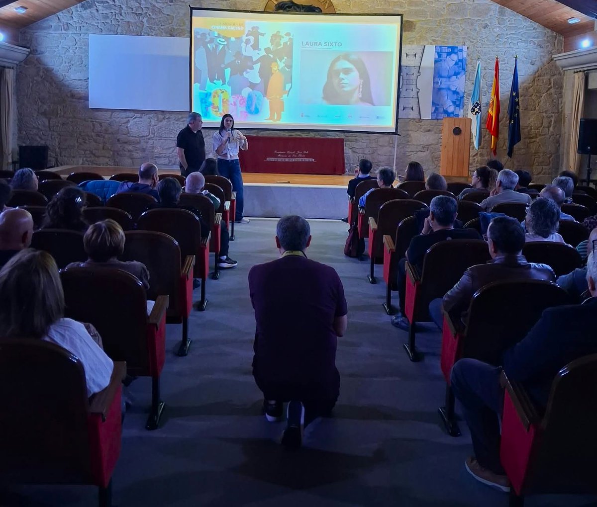 FundacionCela's tweet photo. Tarde de cine. Hoy se celebró la sección "DaCasa", en la II Mostra de Cinema FOCO, dedicada al talento de la juventud de la comarca, que nos asombró con los trabajos de Zeltia Iglesias, Laura Sixto y Telmo Portas. El cine tiene en Padrón un buen caladero en el que pescar. https://t.co/ZyIlKZDFdD