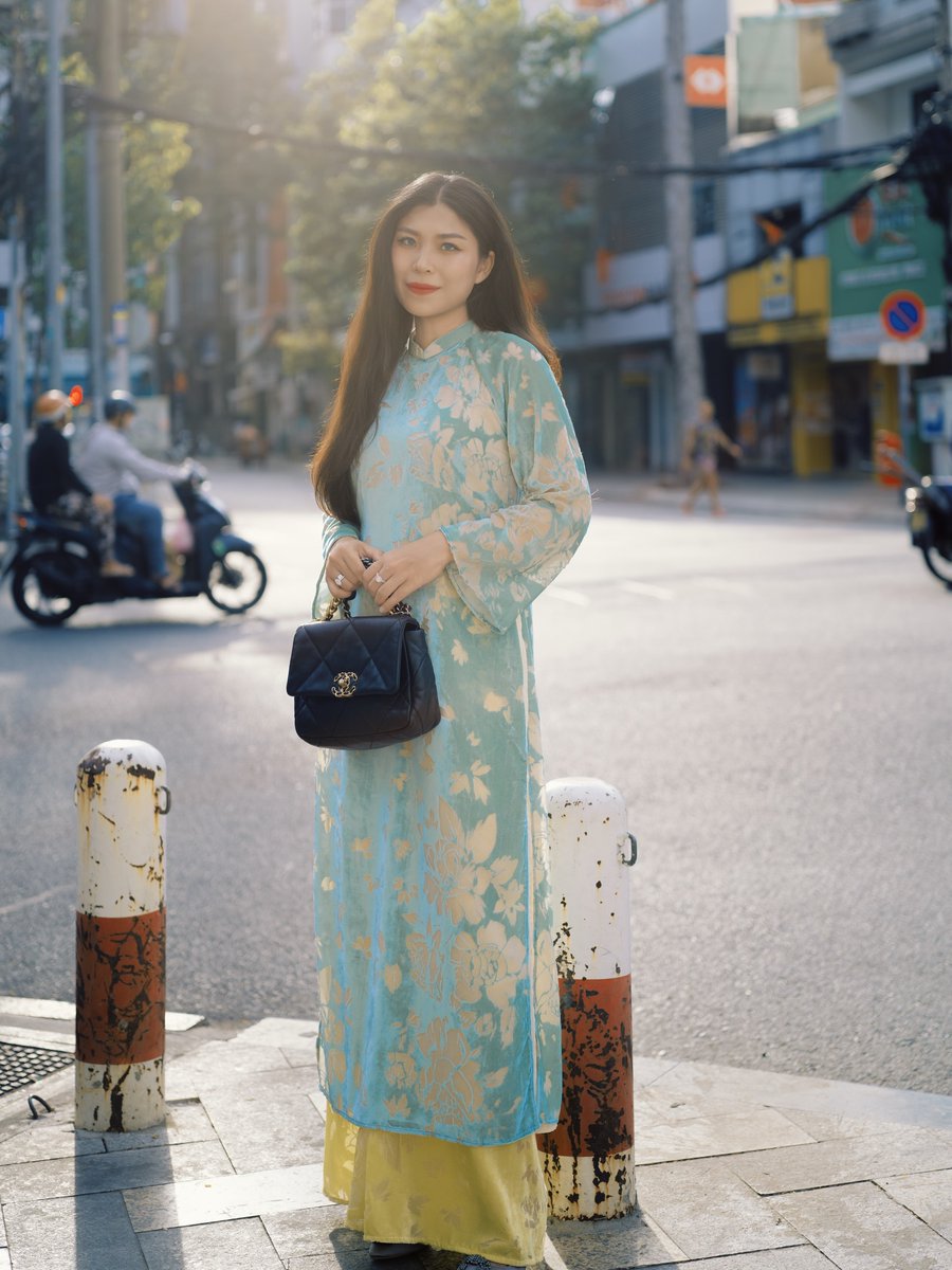 gatinhoos2's tweet photo. Nhung thẻ Ngọc Lam, Sài Gòn mùng Ba Tết trong tà áo dài. https://t.co/QRxRi2zXXe