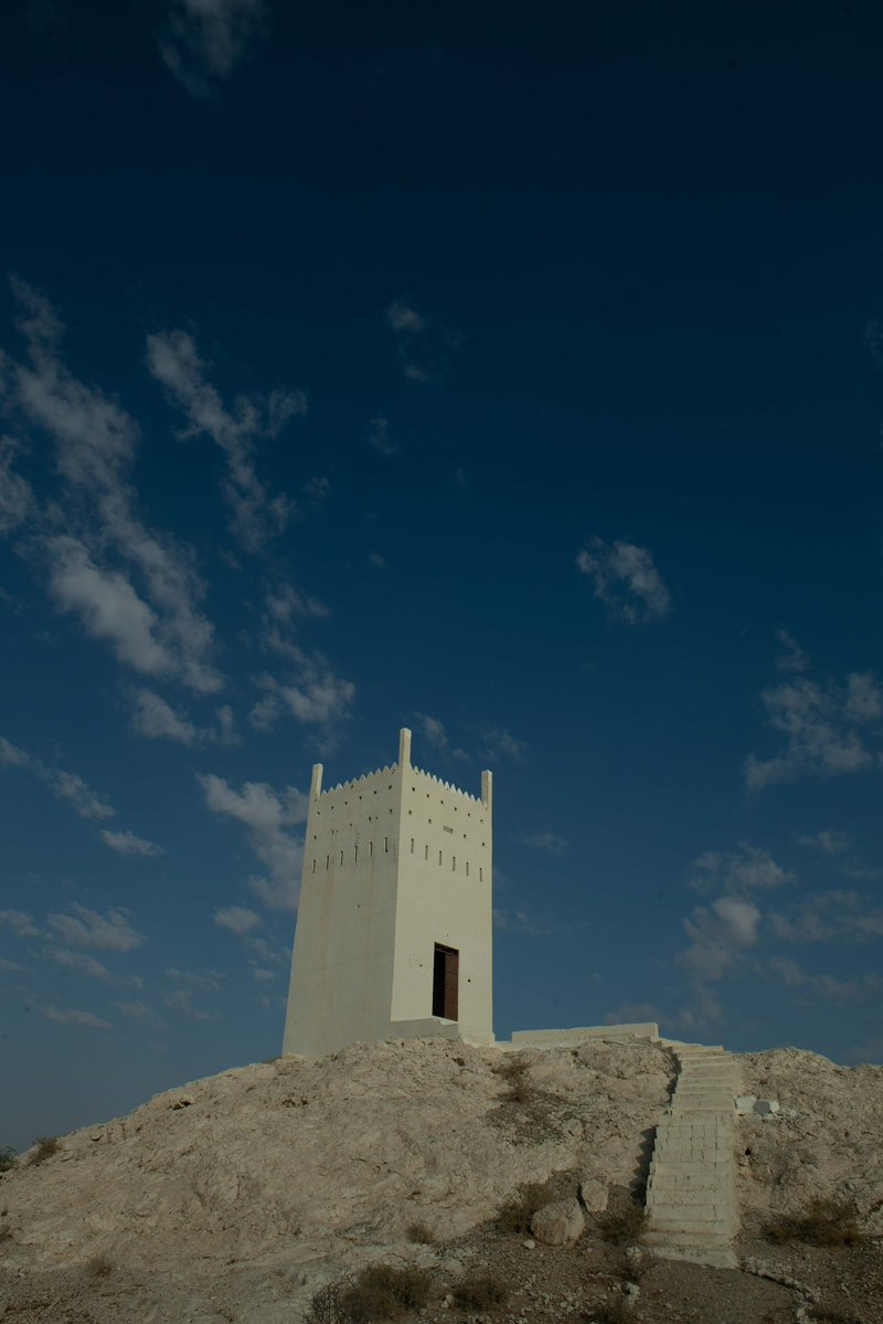 ajman's tweet photo. ن تلال المنامة وطبيعتها الهادئة، تأخذكم قلعة حصاة بويض إلى جانبٍ آخر من حكاية عجمان… معلمٌ تراثي يحتفظ بملامح الماضي، ويضيف إلى رحلتكم تجربة تستحق الاكتشاف. https://t.co/eUVZpKc6Hb
