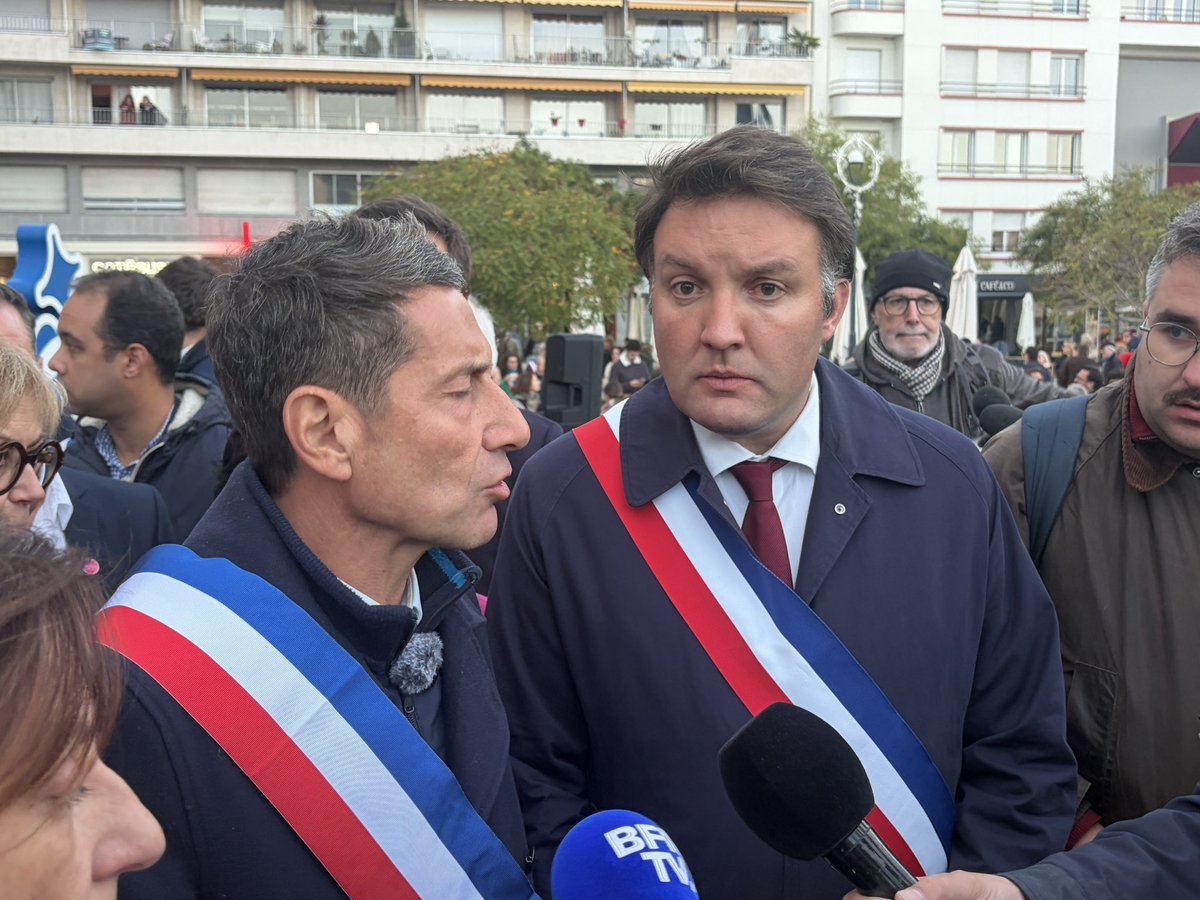 DenisCarreaux's tweet photo. Des « Lisnard président » après le discours de @davidlisnard lors de la marche des élus avec le maire de Limoges @GG_Guerin au lendemain de l’incendie volontaire de la mairie. https://t.co/w6U7v5d74w