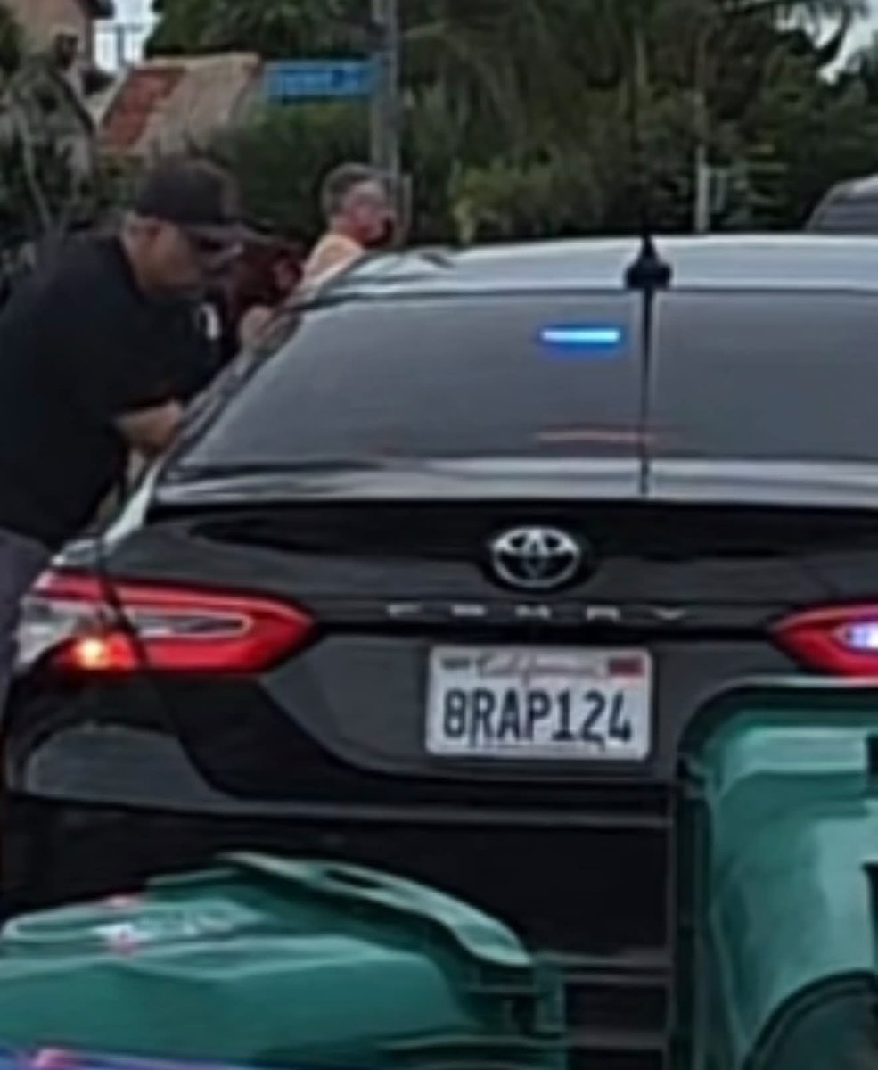 allchronology's tweet photo. ICE just tried to kidnap a US BORN CITIZEN in Long Beach. The neighborhood blocked them in and didn’t let them take her away! She was able to escape, thanks to her community. FUCK THESE LOSERS, THEYRE SCARED OF US. STAY ALERT, STAY ARMED, STAY READY. https://t.co/PQFEGXJ6Ep