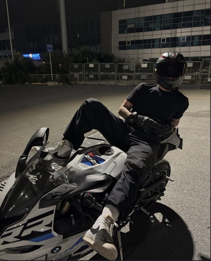 giberosins's tweet photo. “ รถเสียอ่อลุง”

“ กลับกับผมก่อนป่ะ แต่ลุงซ้อนผมนะ”

‘ ไอเด็กแก่แดด’ https://t.co/eQALjrPWXs