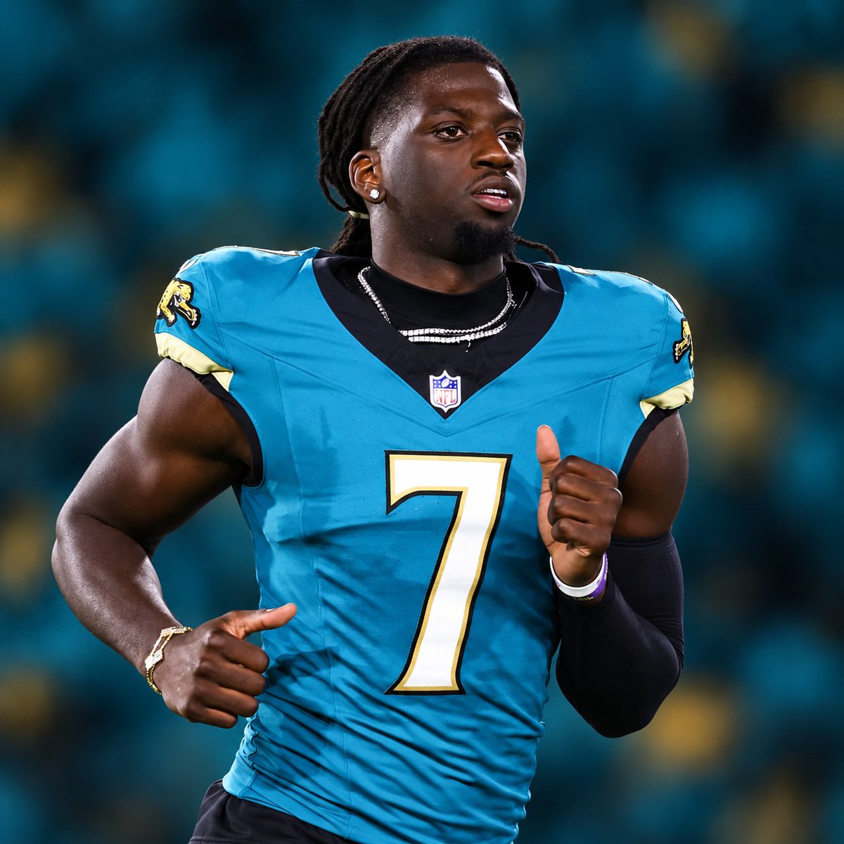 MySportsUpdate's tweet photo. #Jaguars WR Brian Thomas Jr. in his last two games:

• 5 targets
• 0 catches
• 0  yards
• 0 TDs

He didn't play at all in the second half today. https://t.co/7AtM5pBGN8