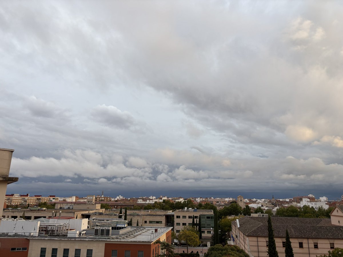meteocr's tweet photo. Se han formado tormentas potentes en el entorno de Puertollano, localmente son fuertes. Desde la capital, se levanta aire fresco y las vemos al sur. De momento, sin pinta de que nos quieran afectar https://t.co/Ufmfcd1bJ0