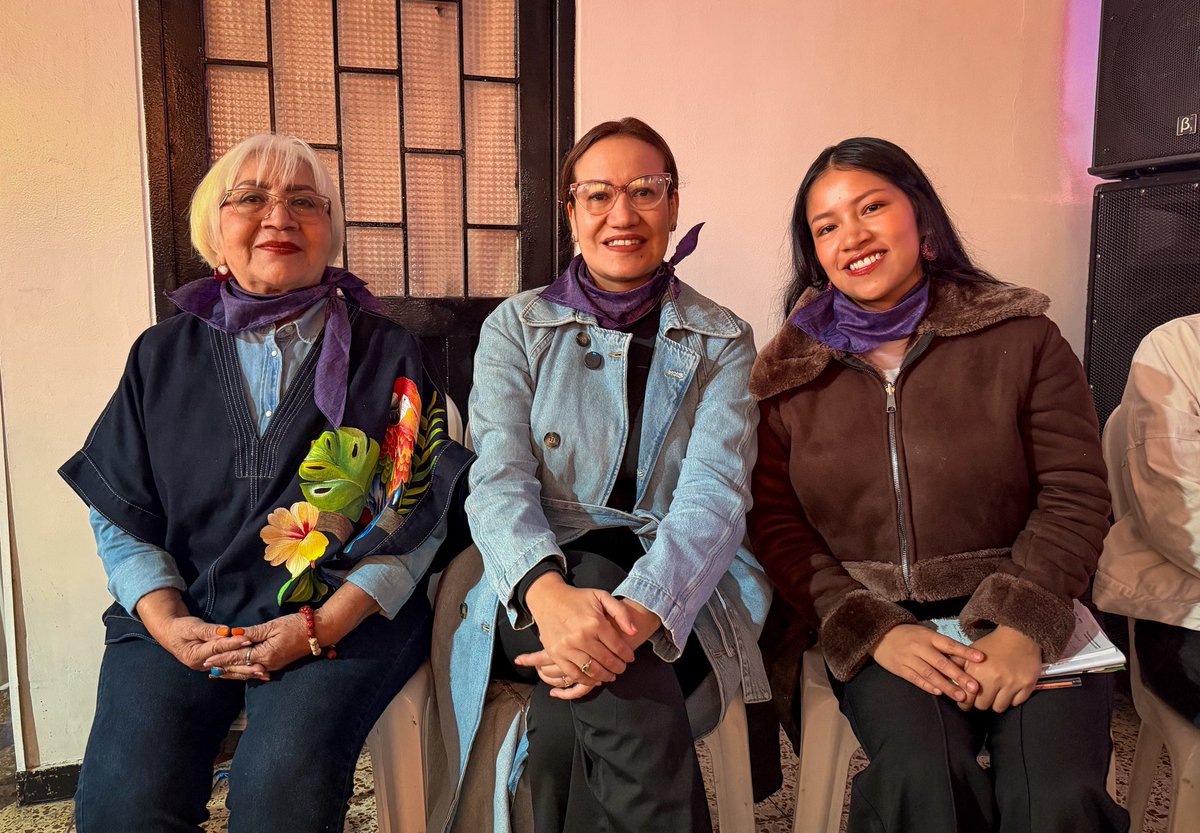 carolinacorcho's tweet photo. Qué encuentro tan inspirador el que vivimos junto a las comunidades, lideresas y la militancia del Pacto Histórico. Nos tomamos un espacio para escucharnos, compartir saberes, cantar y reafirmar que la transformación de Colombia no se detiene.  
​Recibir el cariño, los abrazos y este pañuelo con tanto significado refuerza mi compromiso de seguir caminando a su lado. El cambio solo es posible si mantenemos la escucha activa, la organización popular y la fuerza colectiva. Gracias a cada mujer, a cada joven y a cada compañero que se suma a esta construcción. ¡La alegría y la cultura también son nuestras formas de hacer política! 🎸✨  
​Desliza para ver los momentos de este encuentro ➡️ y recuerda: la organización es nuestra mayor fuerza. ¡Afíliate al Pacto Histórico y sigamos construyendo país juntos!  

​#CarolinaCorcho #PactoHistórico #NiUnPasoAtrás #MujeresEnLucha #PactoPorLaVida #CiudadBolivar #OrganizaciónPopular