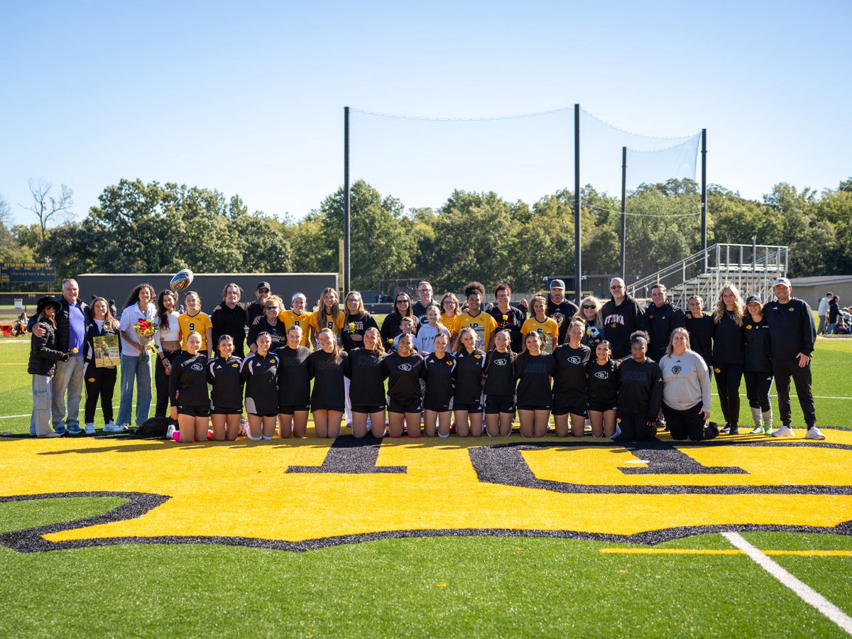 BravesAthletics's tweet photo. Senior Day @ottawawomensoc ⚽️

Thank you to the seniors for all of your hard work and dedication to Ottawa University!

#BraveNation https://t.co/SQnyd2M0h4