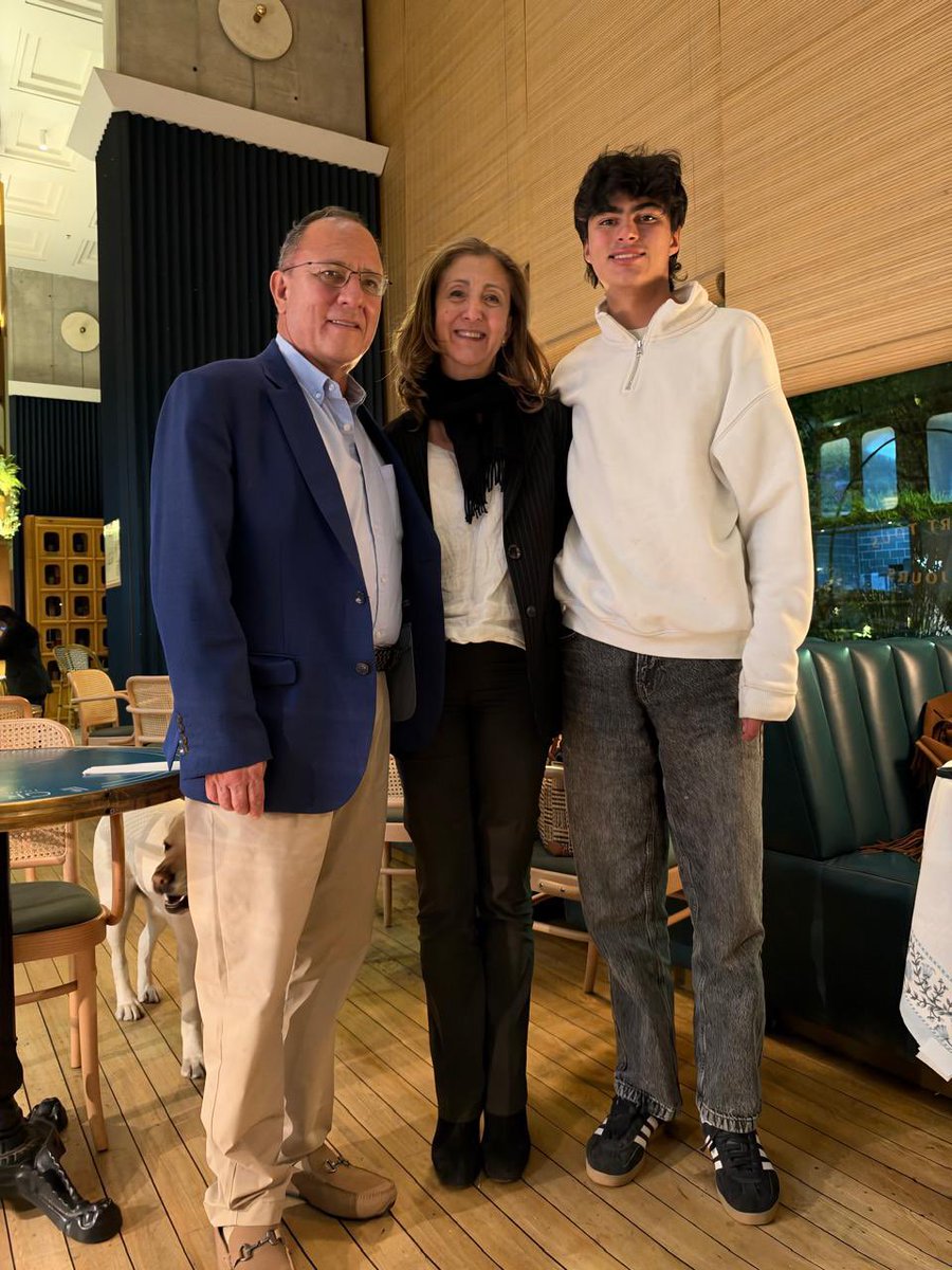 mateohoyosss's tweet photo. Un honor haber podido reunirme con dos héroes del país. 🇨🇴🫡🎖️
@IBetancourtCol una mujer reconocida por sobrevivir a las FARC-EP y que hoy está en la lucha por Colombia.
General Zuluaga que estuvo al mando de la estrategia de inteligencia de la Operación Jaque.
#OperacionJaque https://t.co/Jq1LZW9SxZ