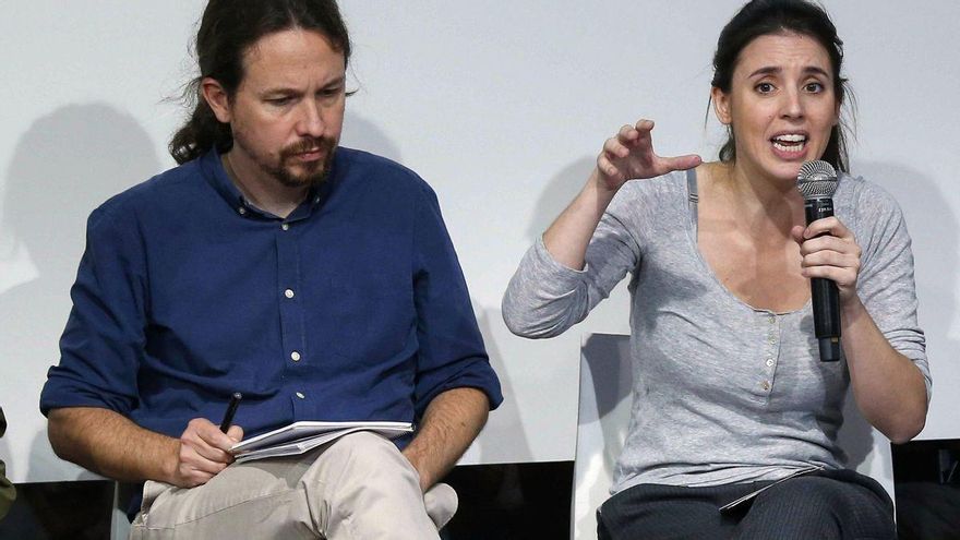 Rafael_Narbona's tweet photo. EL ODIO DE PODEMOS CONTRA LA IZQUIERDA

Siempre he condenado los insultos machistas que ha sufrido Irene Montero, el infame acoso que soportó en su casa de Galapar y el hostigamiento mediático y judicial contra Podemos, pero eso no me impide señalar que los líderes de la formación morada han elaborado un discurso perjudicial para la izquierda. Situar en segundo plano las reivindicaciones sociales para priorizar las batallas identitarias creó estupor y desconcierto en los votantes progresistas. Utilizar expresiones como "niñes, todes, ministres" solo agudizó esa perplejidad. Las teorías de Foucault y Judith Butler pueden ser pertinentes en un departamento universitario, pero el pueblo trabajador tiene otras preocupaciones y necesita mensajes menos artificiosos.

Podemos se queja de sufrir ataques por tierra, mar y aire, pero desde el principio no ha escatimado insultos a otros partidos de izquierda. Habló de casta y régimen del 78 para deslegitimar la Transición, pero los que vivimos aquel proceso sabmos que en ese momento era imposible hacer otra cosa. El franquismo estaba muy presente en el ejército, la policía y la judicatura y habría sido imposible sentar en el banquillo a los capitostes de la dictadura. Se hizo lo que pudo. No fue épico, pero no había mayor margen de maniobra.

Podemos se ha referido al PSOE como "izquierda cobarde", "progresismo de salón", "derechita sumisa", "derecha velada y escondida". A sus líderes les ha calificado de "inmovilistas", "miserables", "traidores" y "trileros". En cuanto a Sumar y Más Madrid, ha dicho que eran un "proyecto inútil" y una "izquierda cuqui y deseal". Por lo que respecta a Izquierda Unida, ha vertido improperios como "cenizos", "resentidos", "perdedores", "izquierda amansada". Podría seguir, pero creo que es suficiente para demostrar su falta de voluntad de diálogo y su pasión por el insulto. 

En el extremo opuesto, EH-Bildu ha actuado con respeto, seriedad, sensatez y sentido común. Siempre ha tenido muy claro que apoyaría al PSOE para frenar el avance de la derecha. Solo ha pedido a Pedro Sánchez que fuera más ambicioso y valiente, y, con razón, le ha recriminado que mirara hacia otro lado cuando Irene Montero y Pablo Iglesias sufrían un obsceno acoso en su hogar.

A lo largo de mi vida, he votado al PSOE, IU y Podemos. No milito en ningún partido, pero creo que el victimismo de Podemos y la vehemencia de sus seguidores en las redes sociales le hacen un flaco favor a la izquierda. Pedro Sánchez también está sufriendo un acoso insoportable y eso no sirve de excusa para justificar sus errores y su tibieza. Ideológicamente, me sitúo a la izquierda del PSOE, pero no estoy dispuesto a apoyar un liderazgo mesiánico e irresponsable. Unas primarias con un solo candidato constituyen una burla, una maniobra digna de Putin. La izquierda necesita nuevos líderes que trabajen conjuntamente, olvidándose de sus egos. Líderes generosos, templados y maduros. Si quieren un modelo, sugeriré solo un nombre: Enrico Berlinguer.

Por último, Podemos cree que va a liderar la oposición a un gobierno ultraderechista y que esa labor le ayudará a recobrar los votos perdidos o incluso ganar unas elecciones. Siento decirles que es más probable que me contraten a mis 65 años y con mi endeble humanidad para protagonizar una nueva entrega de James Bond.