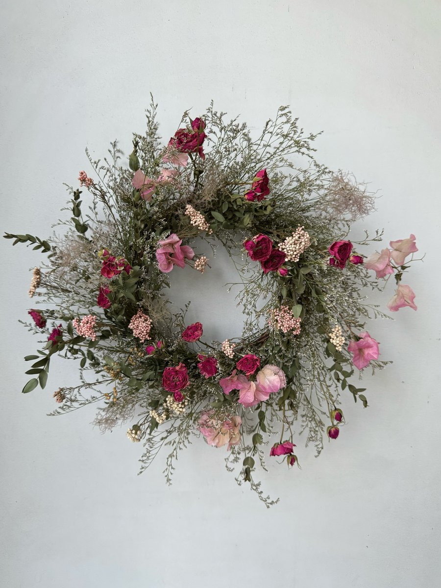 sorayaperfect's tweet photo. This rose wreath features bougainvillea, a material deeply familiar to Vietnamese people. I love weaving natural elements that feel like home into my designs. I hope it brings you as much joy as it brings me. https://t.co/N6IEqxlt8k