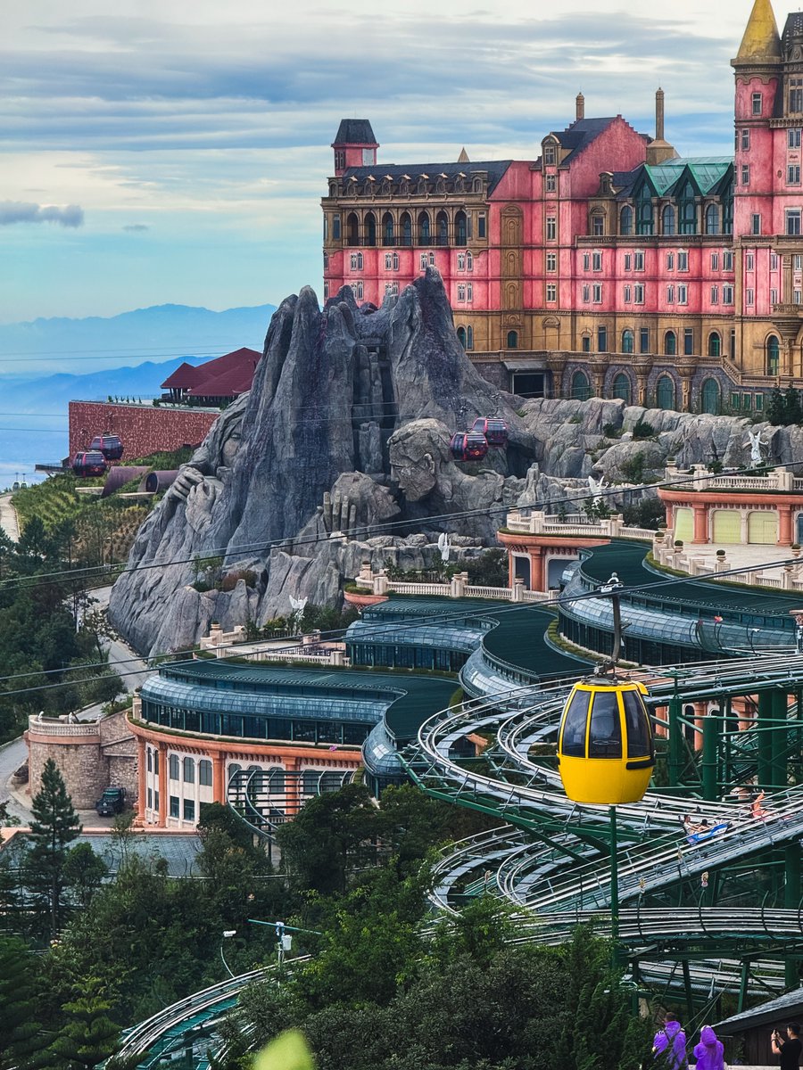 cabetojuan's tweet photo. Ba Na Hills looks beautiful in photos, but experiencing its magic in person is unforgettable. https://t.co/7h5MRnJ5vk