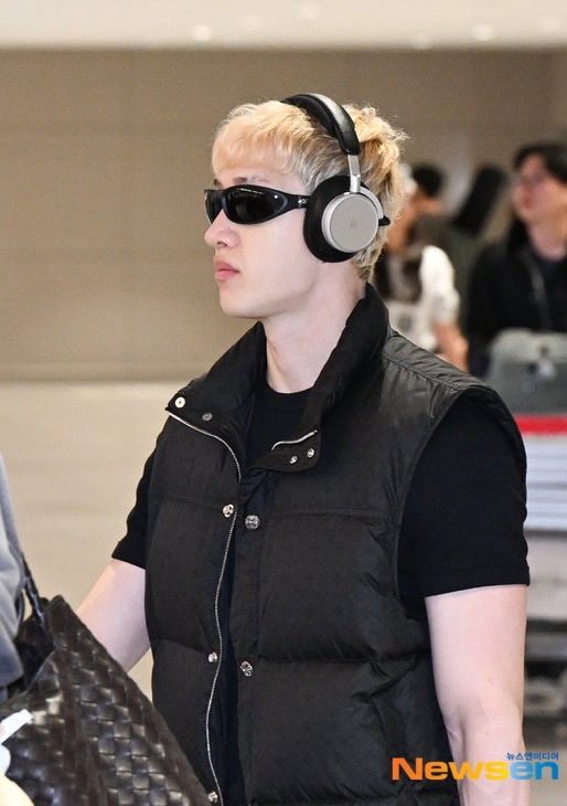 BangChanEmp_'s tweet photo. 🐺🏛️ | 📱Instagram

261019 - Head of Marketing and Communications at Bang&amp;Olufsen shared #BangChan’s airport video on her Instagram Stories:

“Musician 🖤”

Chan was spotted wearing his new pair of Beoplay H100 Headphones, apparently a must have for his airport look lately! https://t.co/ppX9j4PMXP