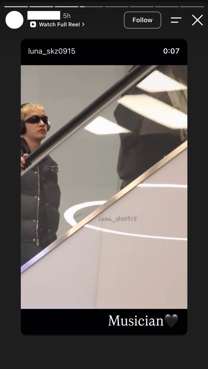 BangChanEmp_'s tweet photo. 🐺🏛️ | 📱Instagram

261019 - Head of Marketing and Communications at Bang&amp;Olufsen shared #BangChan’s airport video on her Instagram Stories:

“Musician 🖤”

Chan was spotted wearing his new pair of Beoplay H100 Headphones, apparently a must have for his airport look lately! https://t.co/ppX9j4PMXP