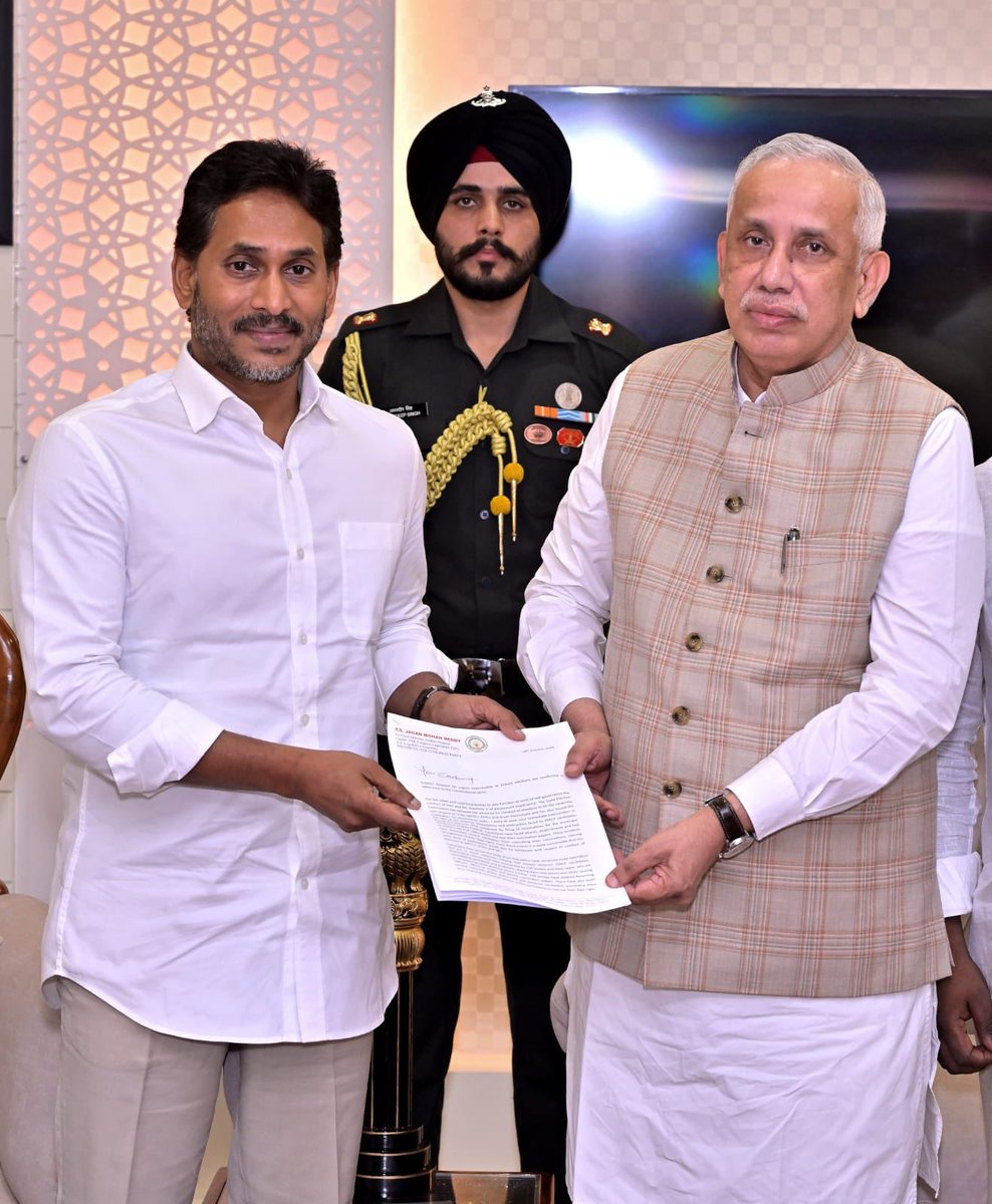 varmaconnects's tweet photo. రాష్ట్రవ్యాప్తంగా చంద్రబాబు ప్రభుత్వం స్థానిక సంస్థల ఎన్నికల్లో చేస్తున్న అక్రమాలు, దౌర్జన్యాలపై ఈరోజు విజయవాడలో లోక్ భవన్‌లో గవర్నర్ జస్టిస్ శ్రీ అబ్దుల్ నజీర్ గారిని కలిసి ఫిర్యాదు చేయడం జరిగింది : @ysjagan 🙏🏻

#SaveDemocracyInAP #ApLocalPolls #APLocalBodyElections #YSRCP https://t.co/Nfpwj2W2rV