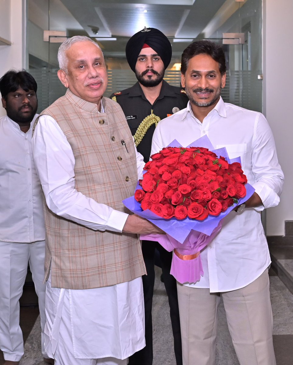 varmaconnects's tweet photo. రాష్ట్రవ్యాప్తంగా చంద్రబాబు ప్రభుత్వం స్థానిక సంస్థల ఎన్నికల్లో చేస్తున్న అక్రమాలు, దౌర్జన్యాలపై ఈరోజు విజయవాడలో లోక్ భవన్‌లో గవర్నర్ జస్టిస్ శ్రీ అబ్దుల్ నజీర్ గారిని కలిసి ఫిర్యాదు చేయడం జరిగింది : @ysjagan 🙏🏻

#SaveDemocracyInAP #ApLocalPolls #APLocalBodyElections #YSRCP https://t.co/Nfpwj2W2rV