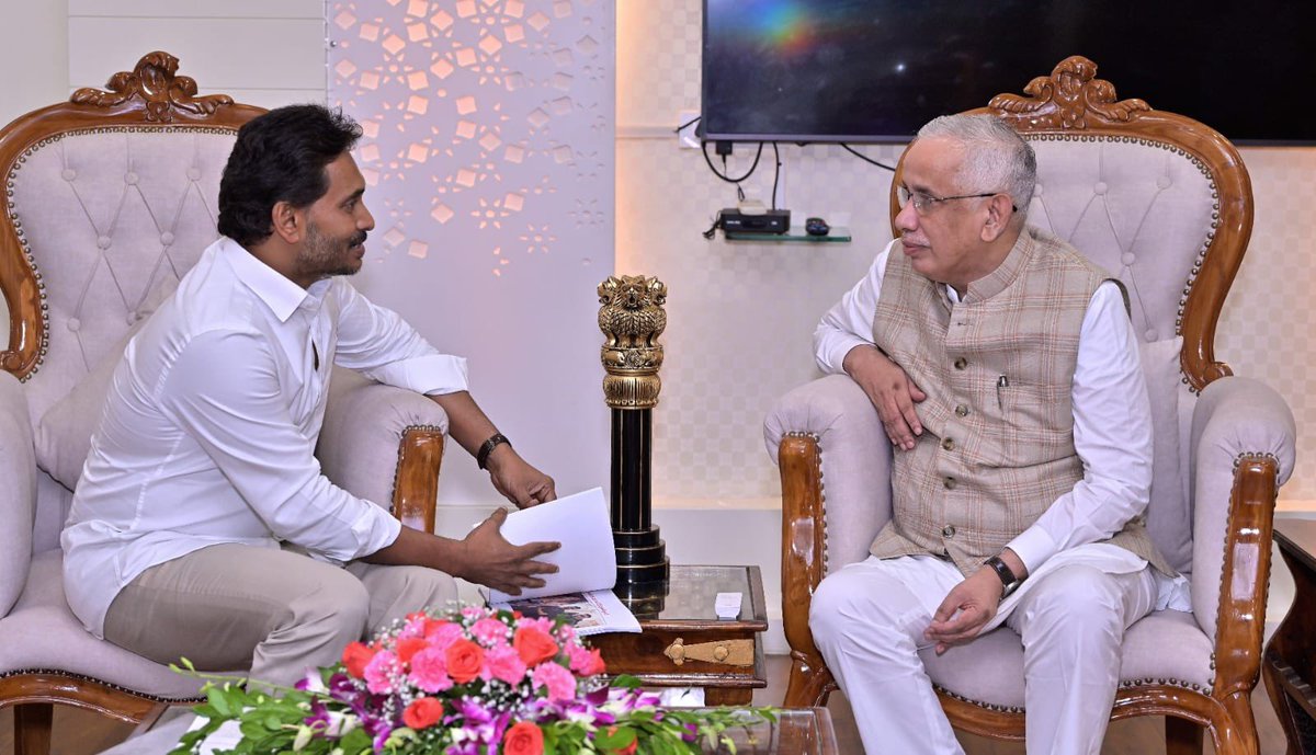 varmaconnects's tweet photo. రాష్ట్రవ్యాప్తంగా చంద్రబాబు ప్రభుత్వం స్థానిక సంస్థల ఎన్నికల్లో చేస్తున్న అక్రమాలు, దౌర్జన్యాలపై ఈరోజు విజయవాడలో లోక్ భవన్‌లో గవర్నర్ జస్టిస్ శ్రీ అబ్దుల్ నజీర్ గారిని కలిసి ఫిర్యాదు చేయడం జరిగింది : @ysjagan 🙏🏻

#SaveDemocracyInAP #ApLocalPolls #APLocalBodyElections #YSRCP https://t.co/Nfpwj2W2rV