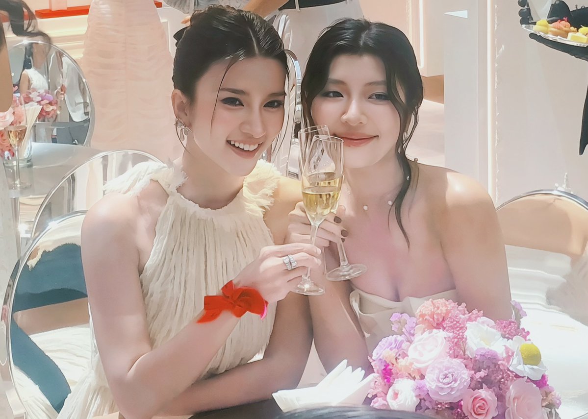 TranAnh81202's tweet photo. We can be different in many things but at least we have the same way of loving and caring the other. 💕✨🐺
#KimTuyen #DongAnhQuynh 
#kimtuyendonganhquynh #GL #wlw https://t.co/UJ1IPOmdTs
