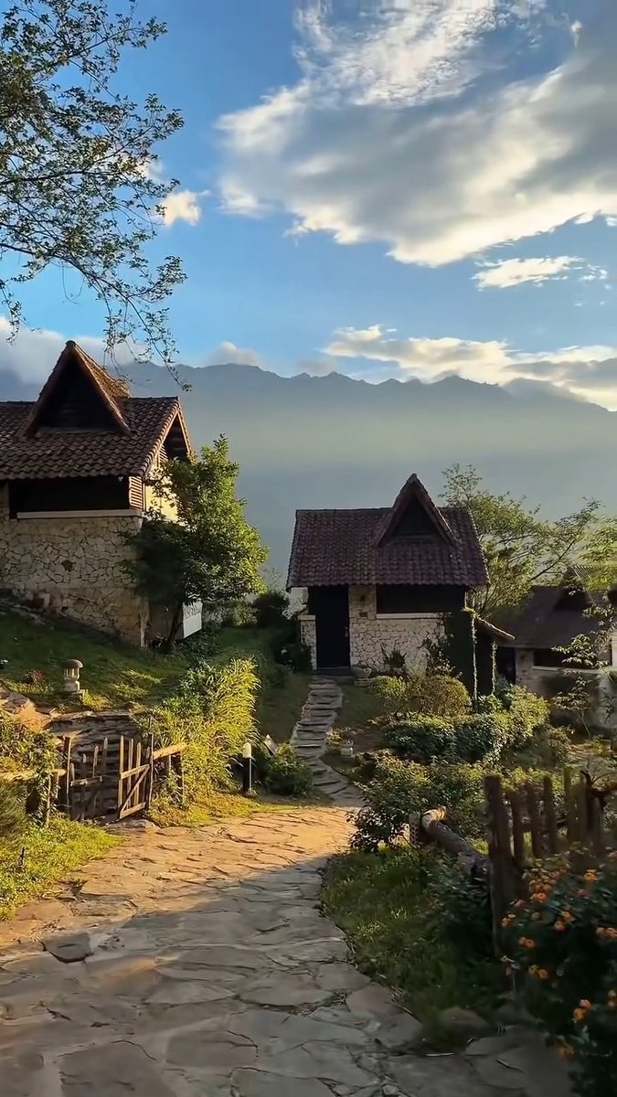 nousoesta's tweet photo. Escape the heat in Sapa, Vietnam. Enjoy cool mountain air, rice terraces, ethnic villages, and breathtaking views above the clouds. Is Sapa on your Vietnam bucket list? https://t.co/GQf6WU8aif