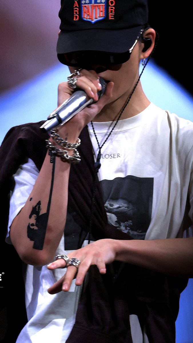 riki_zone7's tweet photo. the shades. the rings. the tattoo. the audacity.

#NI_KI #니키 #ENHYPEN https://t.co/2Yc7s0yJyn