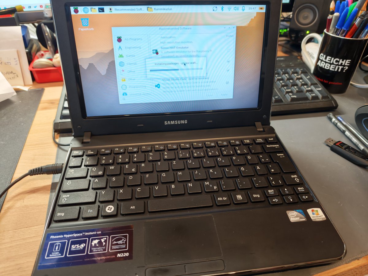 flummi1970's tweet photo. #Flummikuzius der #Techniker
#RaspberryPiDesktop auf Samsung N220 #Netbook installiert.
Läuft sehr stabil mit der "alten" #Hardware https://t.co/ffK1j3RmnG
