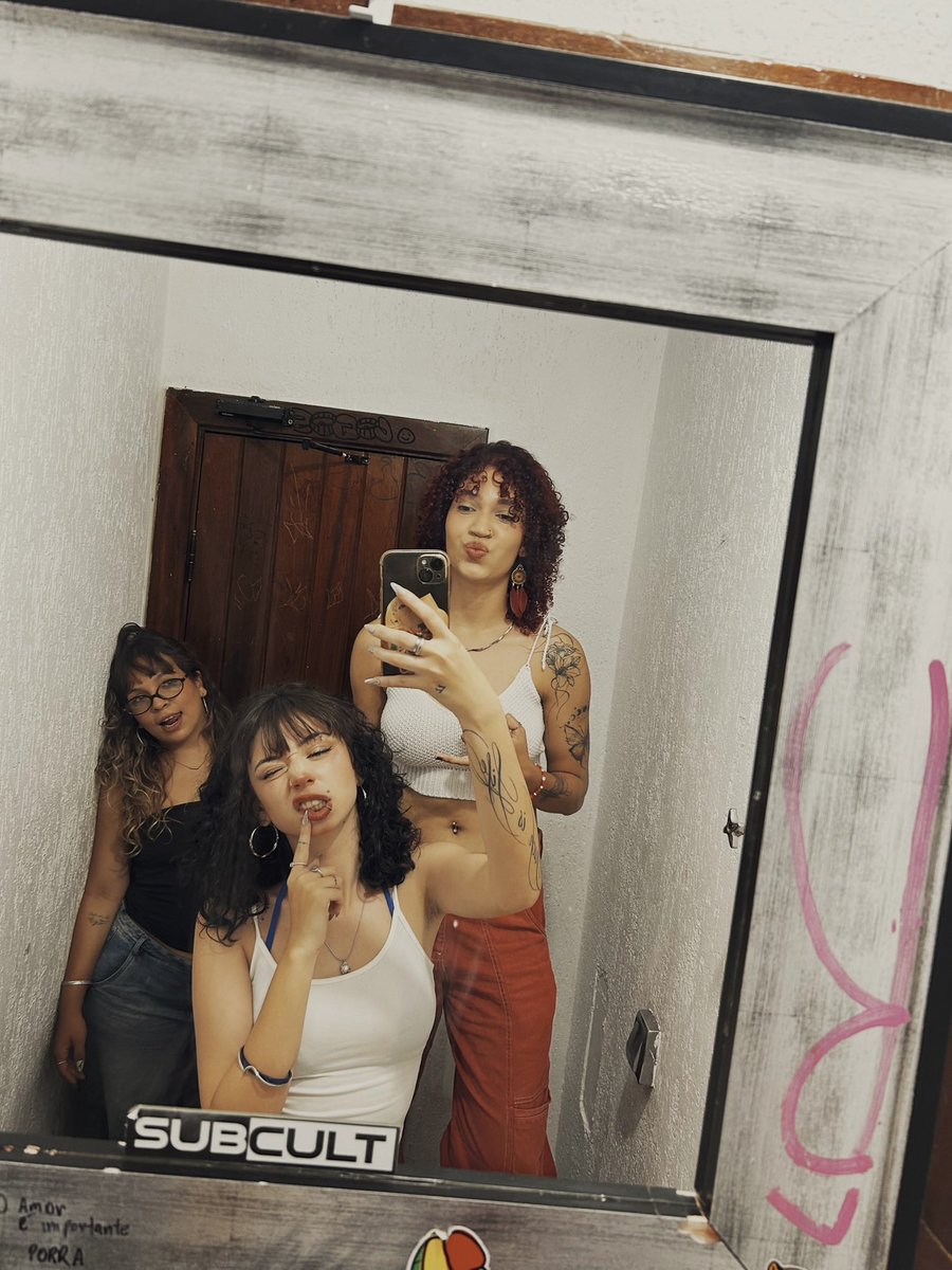 bru7mchd's tweet photo. Imagina quão triste deve ser nao ter um trio de amigas lindas deve ser muito triste https://t.co/qH3hyvvfu2