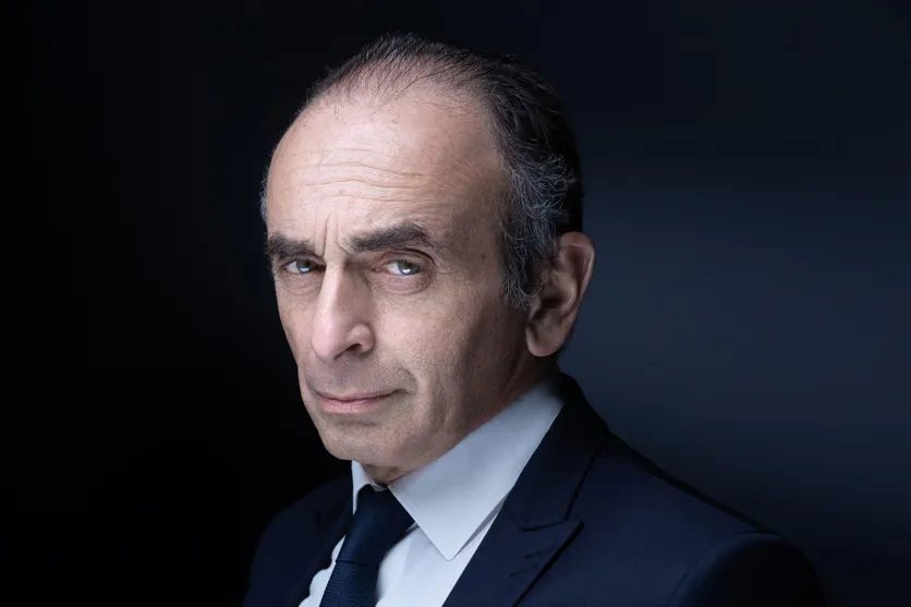 AlertesInfos's tweet photo. 🇫🇷 ALERTE - Éric Zemmour DÉRAPE en direct sur LCI : "Ce que nous avons vu hier, c’est le véritable visage du grand remplacement. Il a une apparence : une horde de barbares maghrébins et africains qui entrent dans les villes". https://t.co/YVHWl5TkTD