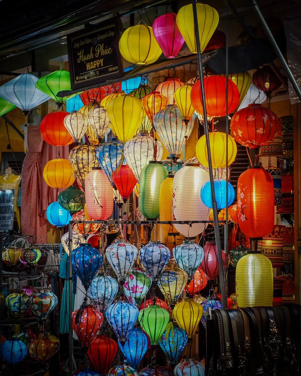J_A_NOSTI's tweet photo. Hoi An, Vietnam: case colorate sul fiume, lanterne tradizionali e botteghe artigiane. Al tramonto, luci e barche creano uno spettacolo suggestivo, ma l’overtourism ne sta compromettendo autenticità e bellezza. https://t.co/24699wEy0E