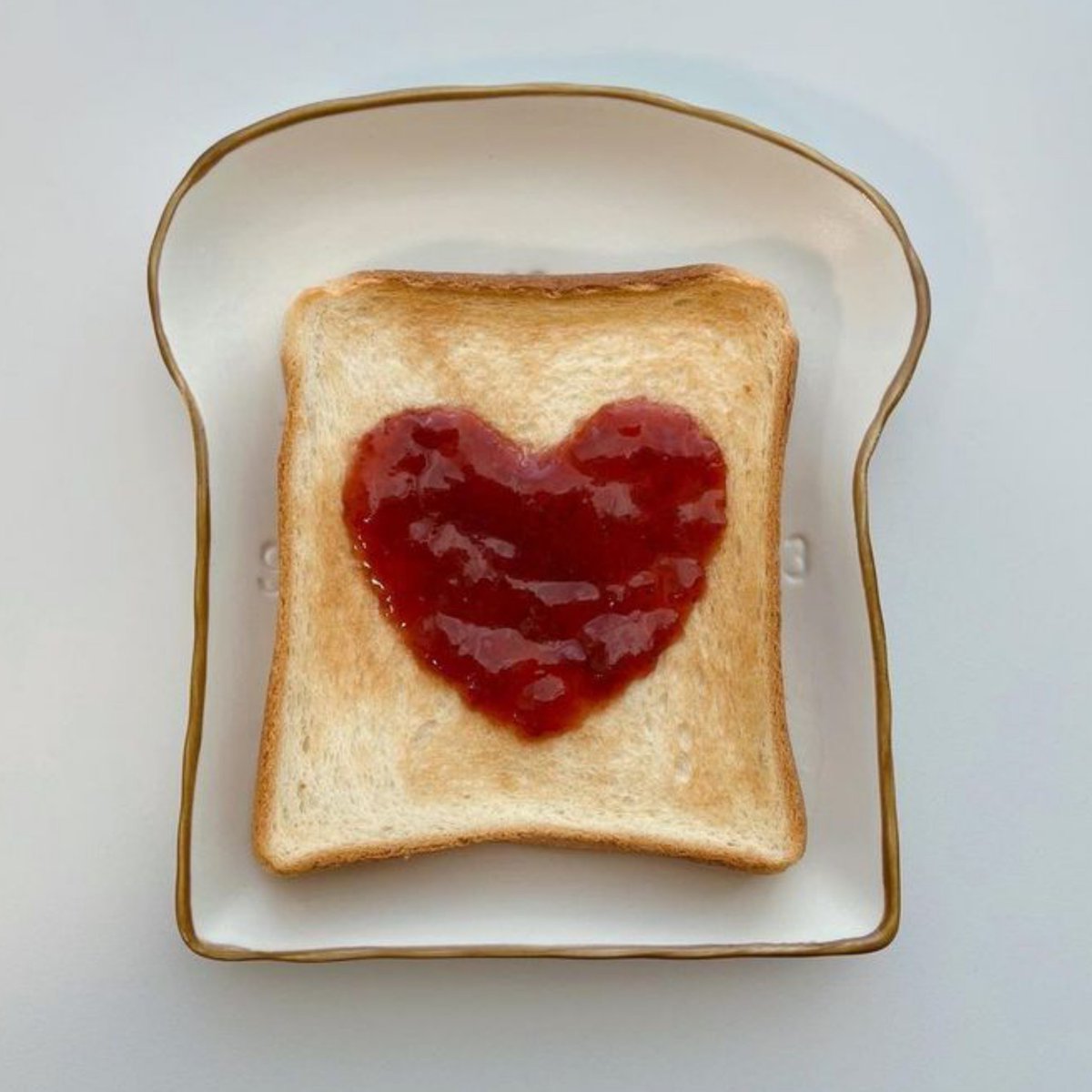 lovedbythv's tweet photo. ♥️ + 🍞 = taehyung https://t.co/Y3ULRTmC2E