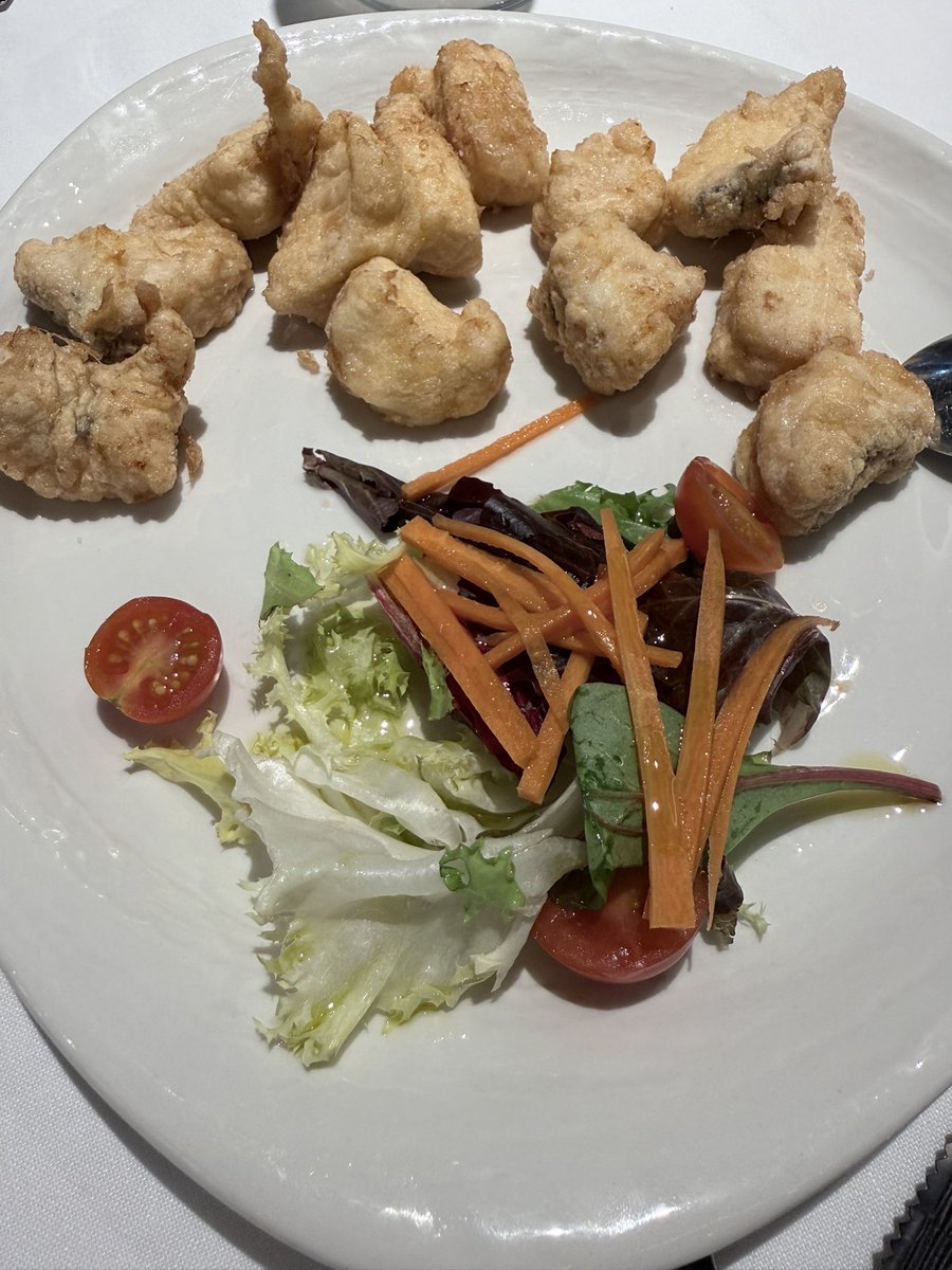 mapessini's tweet photo. Nueva visita a Restaurante Galaxia (Badajoz), la casa de PepeHillo. Producto, sencillez, servicio y hospitalidad.
Entrantes (jamón, lomo doblado, carneiros y merluza a la sevillana) https://t.co/5HNg1uv1G8