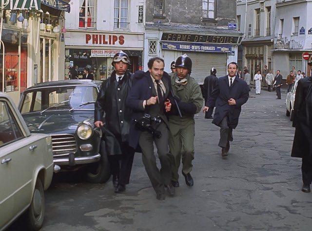 prrf54's tweet photo. اعتقال غودار أثناء تصويره أعمال الشغب في باريس، مايو 1968 https://t.co/Qj4CyvpKW4