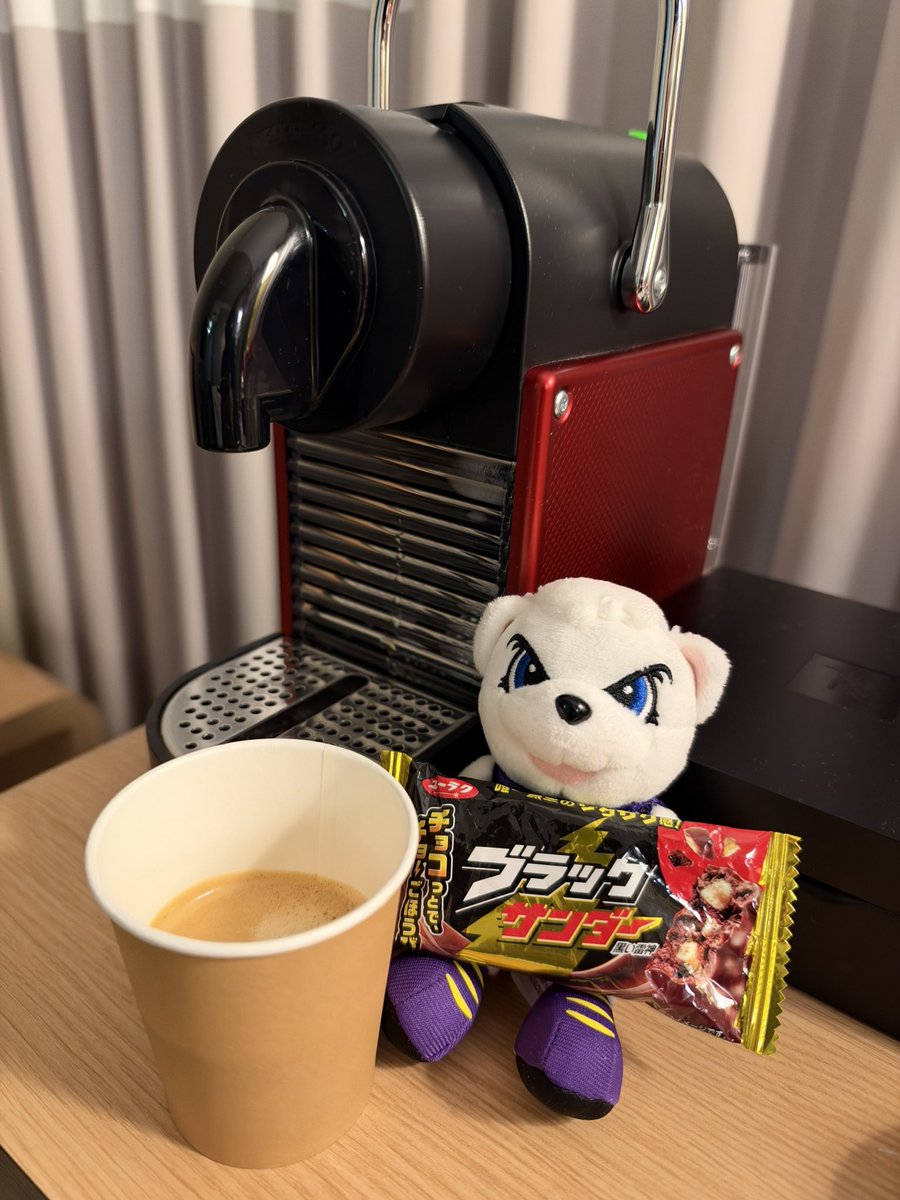 ihcnak19's tweet photo. 部屋に戻ってきてネスプレッソ☕️
行きの飛行機で貰ったチョコバー🍫と共に https://t.co/Cwtq6C1PbE