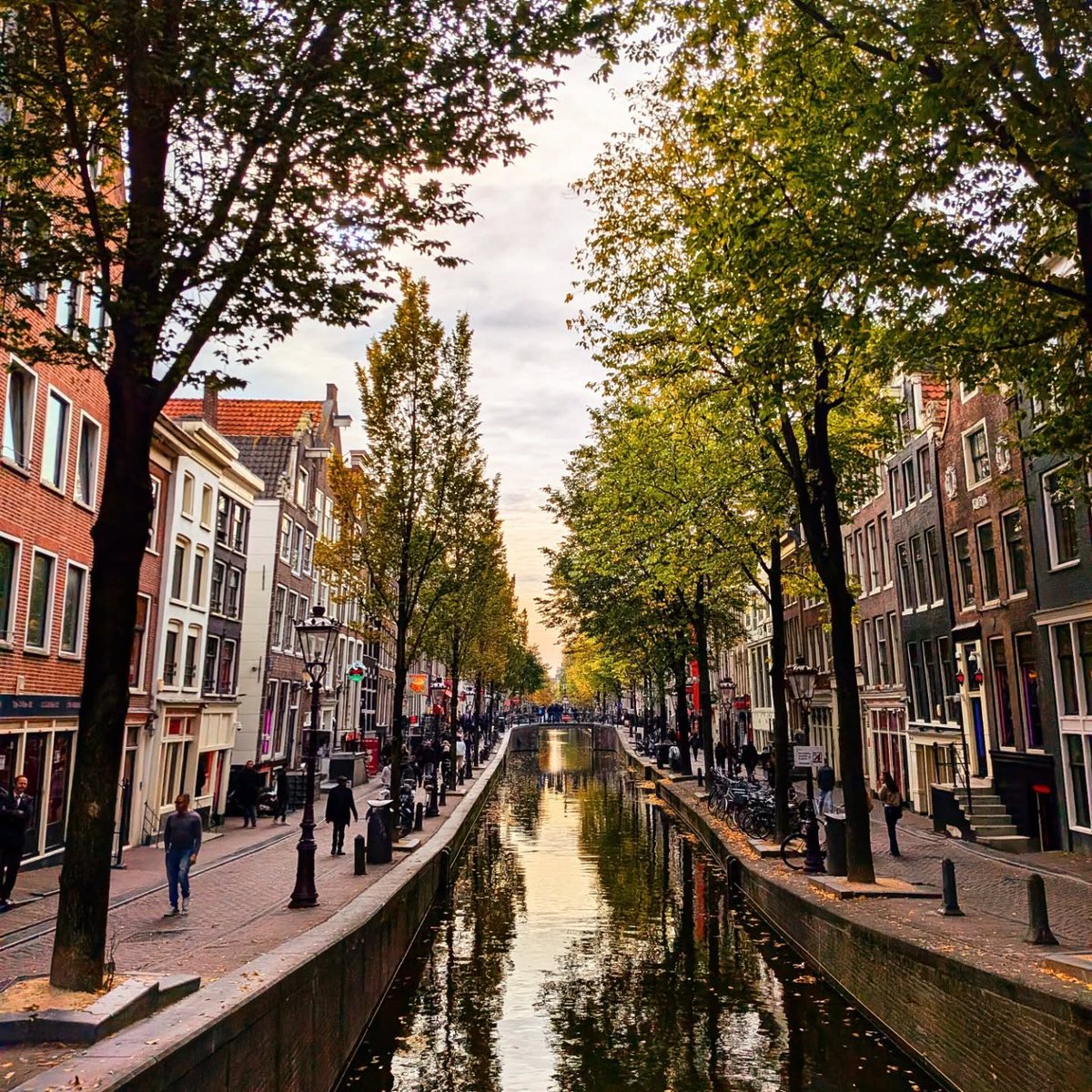 kinha_11's tweet photo. Amsterdam, Take 2: canals, caffeine, and “is this our bus? ”
Canal tour: great views, mild nap risk. Tall narrow houses, rooftop winches, beautiful Red Light District by day. FlixBus to Brussels: 3 hours, Rosie asleep by minute 6. https://t.co/JwYpERz8jd