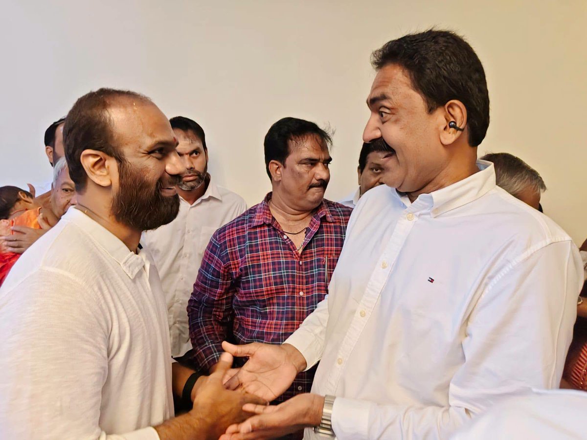 BodePrasad's tweet photo. విజయవాడ మేయర్ అభ్యర్థిగా కూటమి తరఫున నామినేషన్ దాఖలు చేస్తున్న దివంగత వంగవీటి మోహనరంగా గారి తనయుడు శ్రీ వంగవీటి రాధాకృష్ణ (రాధా) గారిని మర్యాదపూర్వకంగా కలిసి అభినందనలు తెలియజేసి, శుభాకాంక్షలు తెలియచేటమైనది.
#VangaveetiRadha
#BodePrasad #PenamaluruMLA
#BodeForDevelopment #BodeForPeople
#BodeForPenamaluru #PenamaluruTDP
#PeoplesGovt #IdhiManchiPrabhutvam
#TeluguDesamParty #AndhraPradesh @JaiTDP