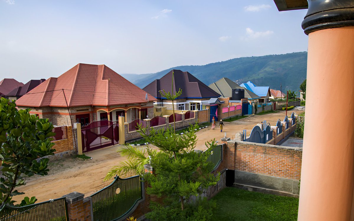 chota_matka's tweet photo. Average house in Rwanda Vs Bihar,India  with similar GDP per capita, why 5000 year civilization don't have any basic asthatics ? https://t.co/J7BI0LOoYZ