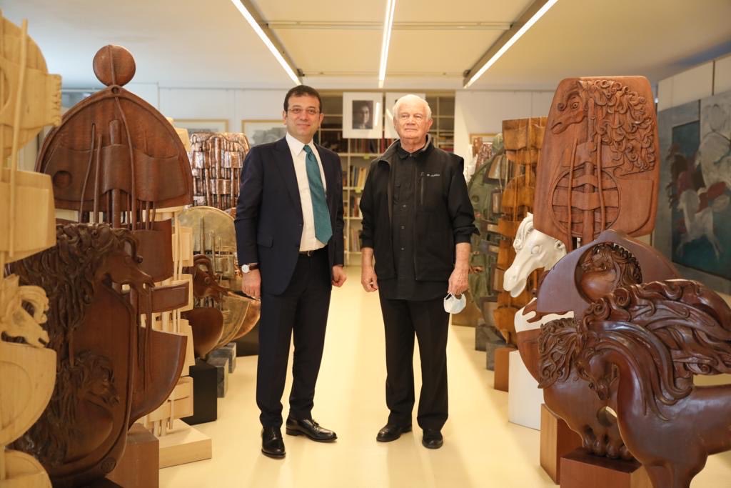 CA_iletisim's tweet photo. Sevgili Süleyman Saim Tekcan’ı kaybetmenin derin üzüntüsünü yaşıyorum.

Türkiye’nin sanatla, kültürle, güzellikle buluşmasına ömrünü adamış çok kıymetli bir sanatçıydı. 

Yalnızca eserleriyle değil, yetiştirdiği öğrencilerle, paylaştığı birikimiyle, bitmeyen üretme heyecanıyla hepimize ilham verdi.

Yollarımızın kesiştiği, İstanbul’un sanatını ve geleceğini konuştuğumuz her anı sevgiyle hatırlayacağım. 

Sanata duyduğu tutku kadar insanlara gösterdiği incelik, içtenliği ve dostluğu da unutulmayacak.

Sevgili Süleyman Saim Tekcan, bıraktığın iz hiç silinmeyecek.

Mekânın cennet olsun kıymetli hocam. Seni özlemle, sevgiyle ve minnetle anacağım.