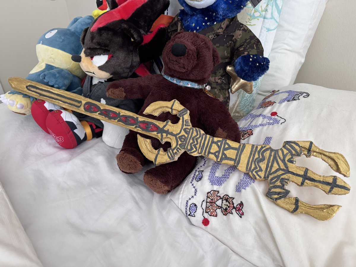 aragobakaudi's tweet photo. Cleaning out my room and found my Yato Blade prop I made like….. nearly 10 years ago 🤯

Long story short, I planned on cosplaying Corin but that fell through, I still enjoyed making the prop since it was my very first one I made by hand ;u; 

#fireemblem #feif #fefates https://t.co/HvNeUh8Bgb