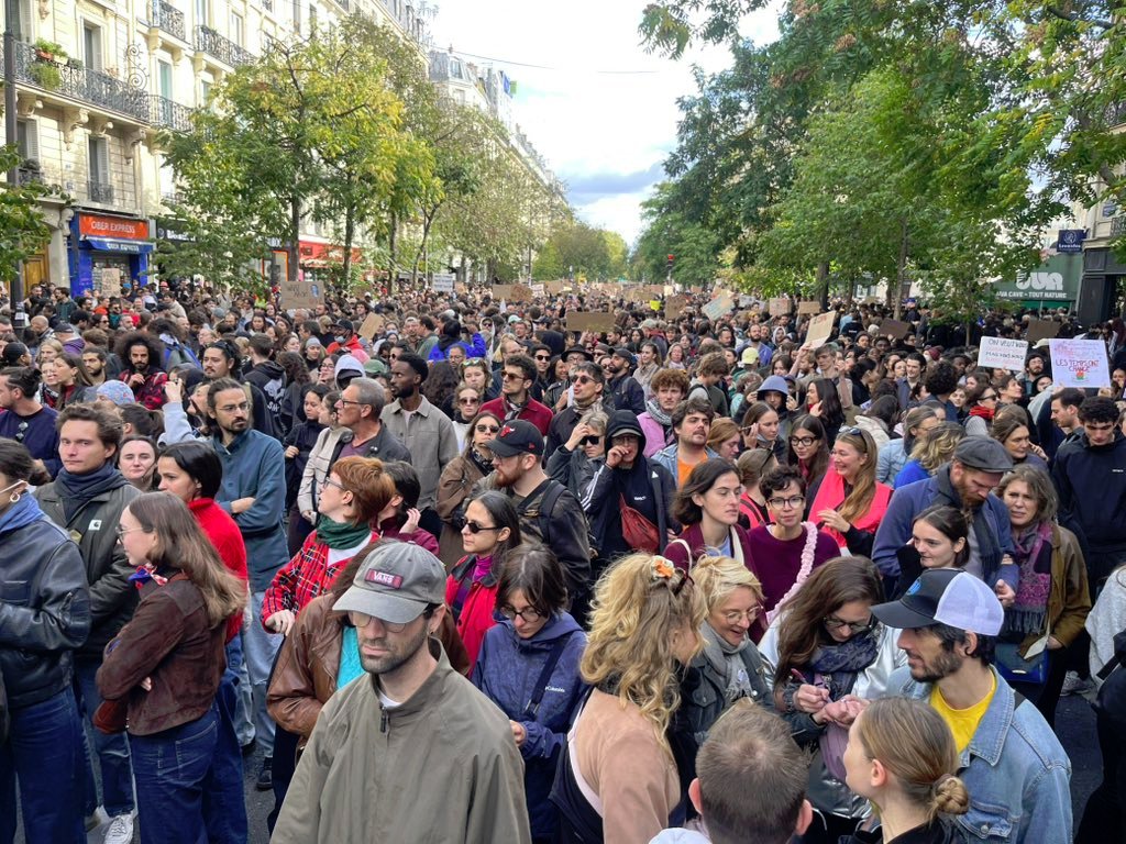 Image for the Tweet beginning: @eboueursdeparis We never do politics,