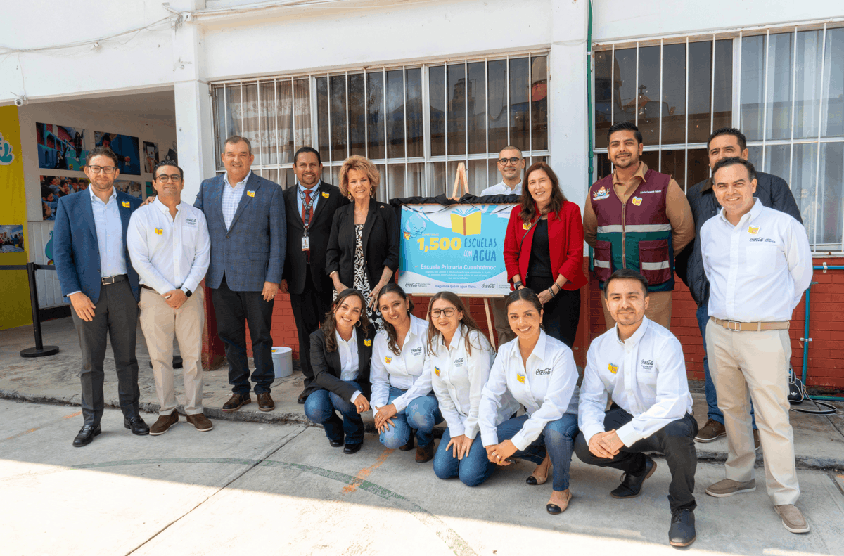 FEMSA's tweet photo. "Escuelas con Agua" llega a 1,500 planteles en México 🙌

Este hito cuenta con la participación de #CocaColaFEMSA, el impulso de Fundación Coca-Cola México y el acompañamiento del @cershi_unesco, @conagua_mx, @IslaUrbana y Grupo Rotoplas.

Una iniciativa clave para fortalecer la autonomía hídrica y la educación ambiental en comunidades escolares.

#SomosFEMSA #EscuelasConAgua