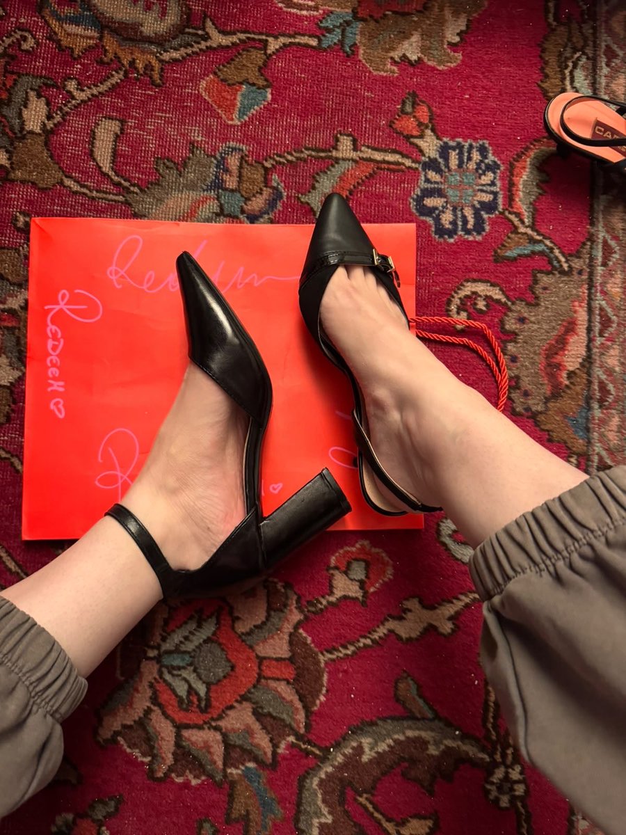 blumoonsunrisee's tweet photo. dovrei essere già pronta per cena ma non so neanche quali scarpe con tacco mettere 😮‍💨😮‍💨😮‍💨 voi quale dite? quali mi stanno meglio al piede? 👠🤭👠 https://t.co/2y3c3AWU6v