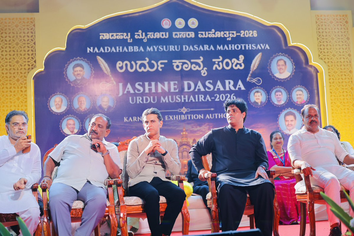 ShayarImran's tweet photo. मैसूर दशहरा मुशायरा,कवि स���्मेलन में गंगा जमुनी तहज़ीब का अनूठा नज़ारा है, सामने कर्नाटका के मुख्यमंत्री डी.के. शिवकुमार जी एवं उनकी कैबिनेट के मंत्री यतींत्र सिद्धरमैया जी, मंत्री रिज़वान अरशद जी, मंत्री यूटी. ख़ादिर जी, पूर्व मंत्री तनवीर सेठ जी, शकील नवाज़ जी, अय्यूब जी, सुहैल बेग़ जी सहित बड़ी तादाद में शायरी के चाहने वालों का हुजूम मौजूद है।
@DKShivakumar @ArshadRizwan 
@utkhader @Dr_Yathindra_S
