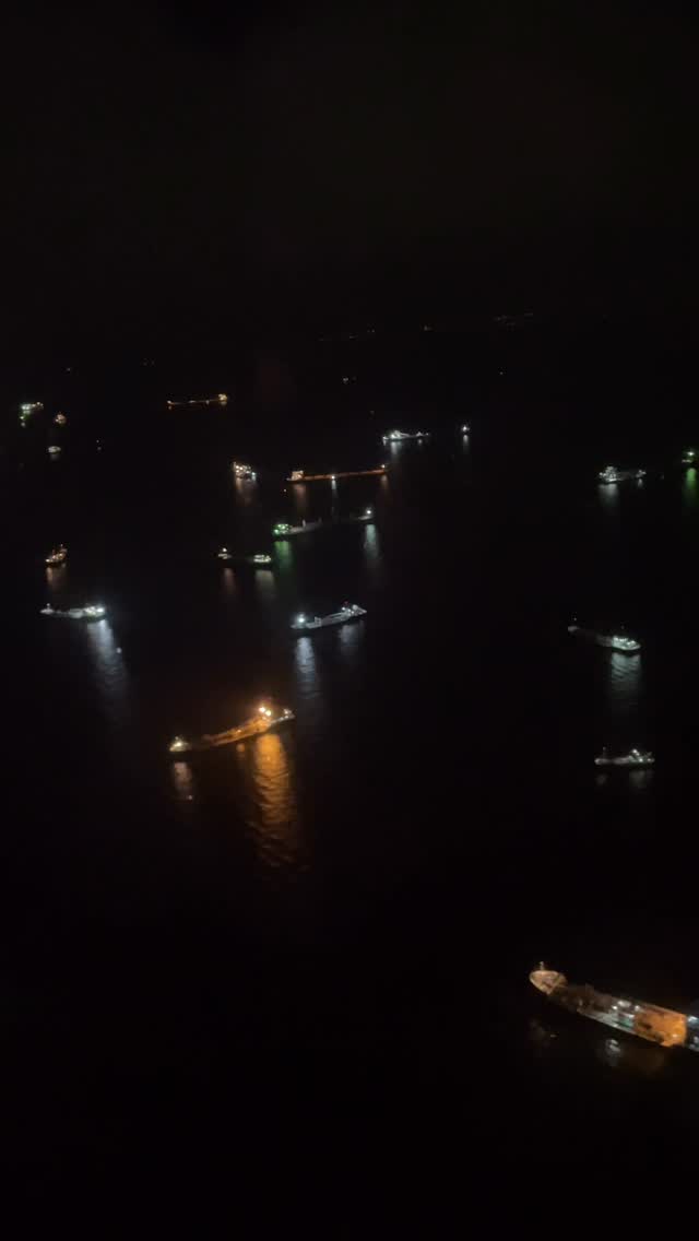 Xx_11223345's tweet photo. Dari atas, lampu perahu nelayan di gelap malam tampak seperti bintang jatuh ke laut. Tenang, magis, dan menenangkan jiwa. https://t.co/6Dmexqz1ve